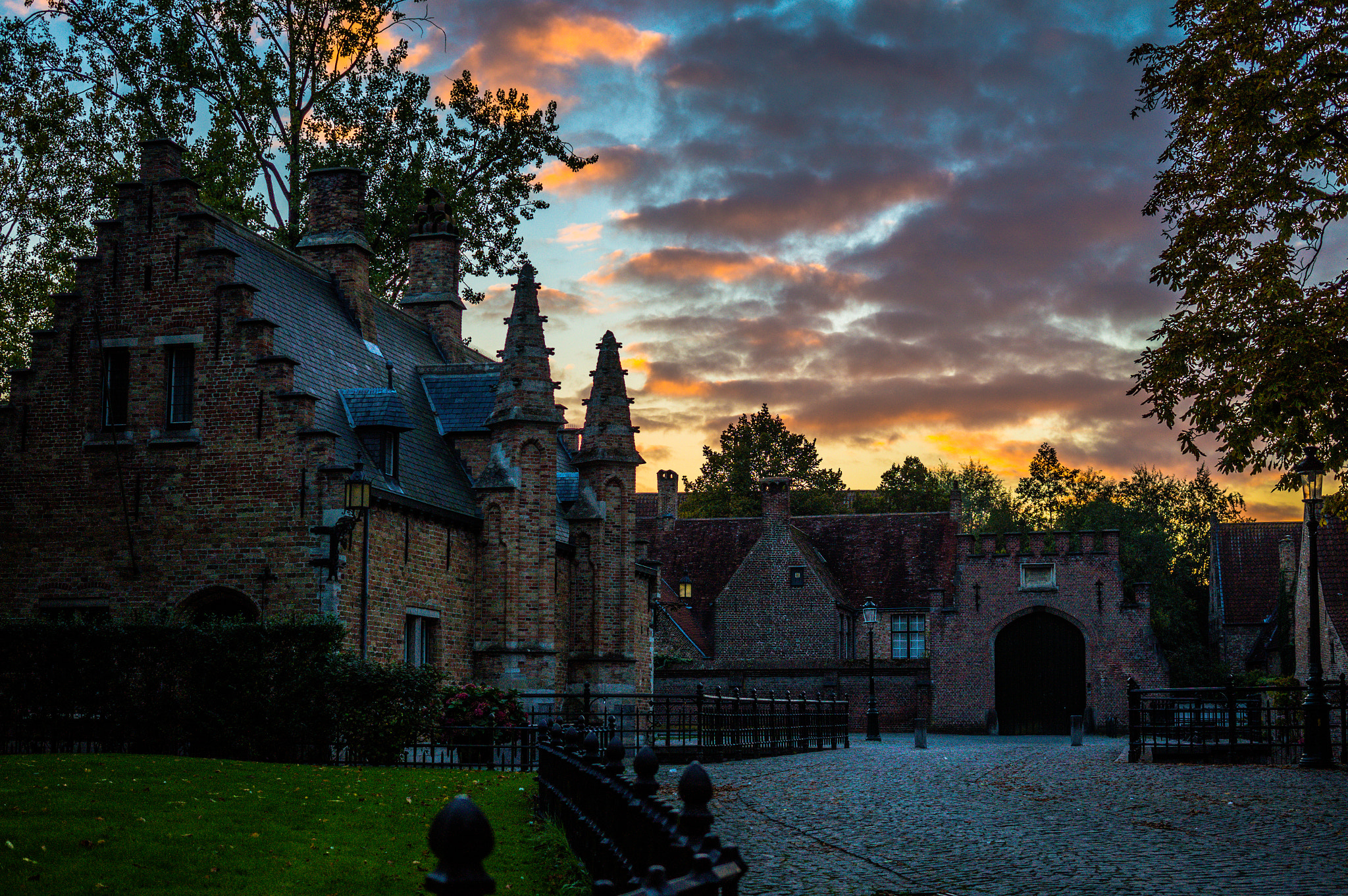 Sony Alpha a5000 (ILCE 5000) + Sigma 30mm F2.8 EX DN sample photo. Iglesia - belgica photography