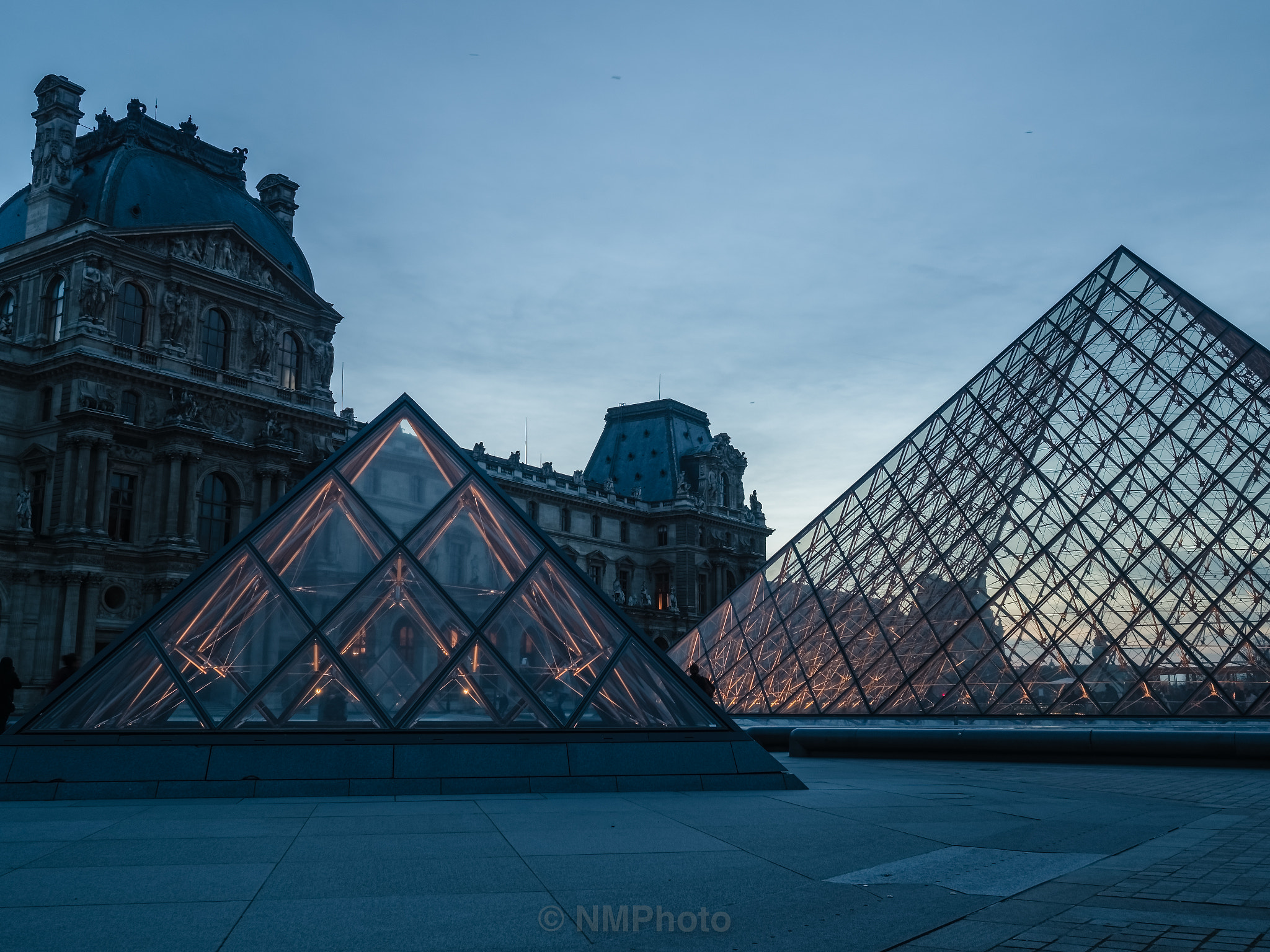 Olympus PEN-F + Olympus M.Zuiko Digital 17mm F1.8 sample photo. Piramides louvre photography