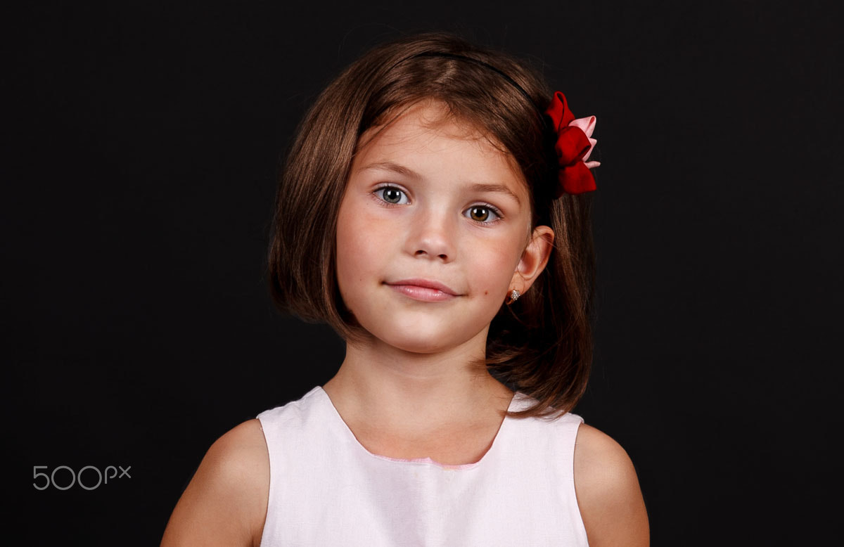 Canon EF 24-70mm F4L IS USM sample photo. Girl with different color eyes photography