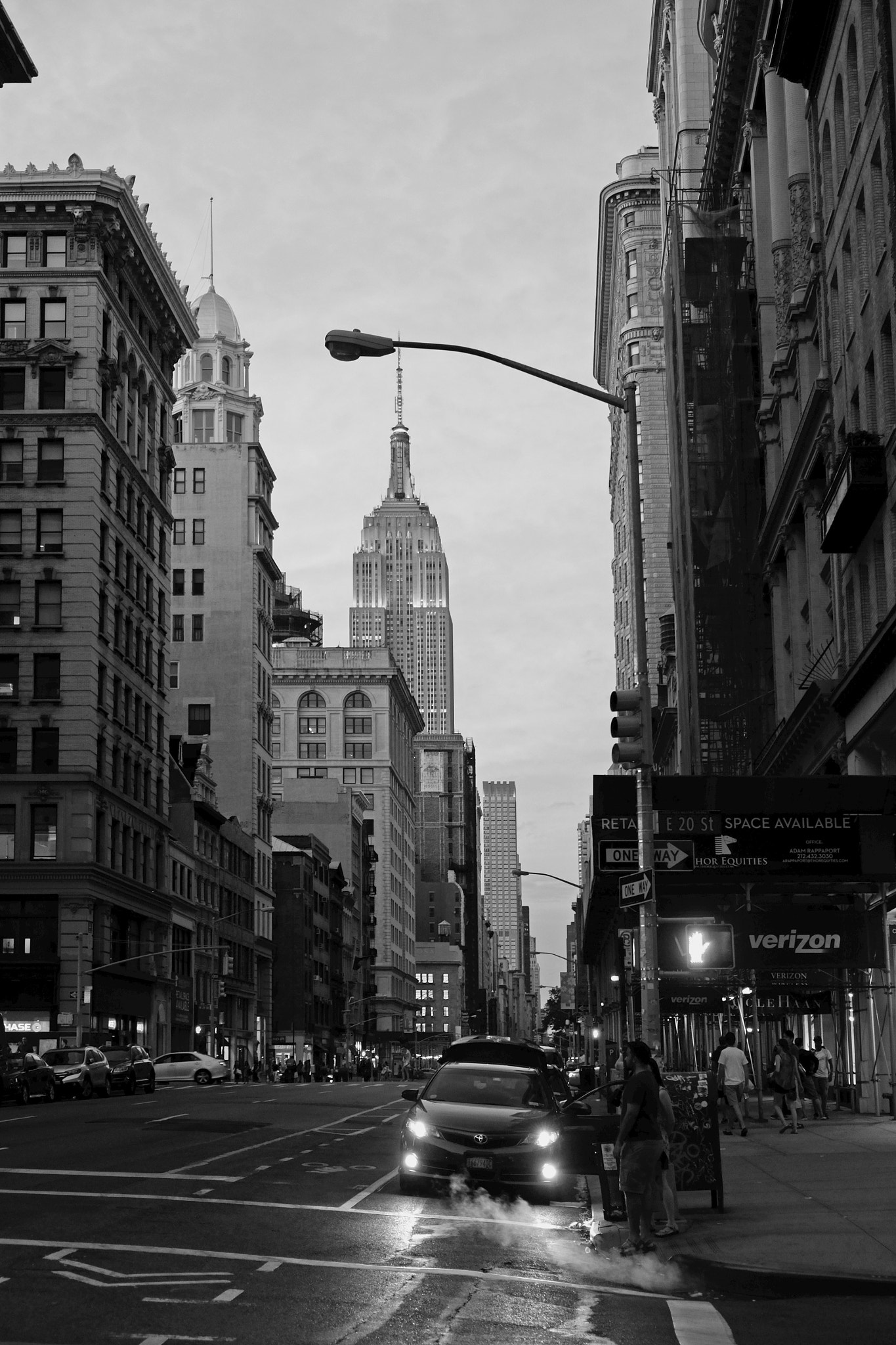 Fujifilm X-E2 + Fujifilm XF 18-55mm F2.8-4 R LM OIS sample photo. Streets in manhattan photography