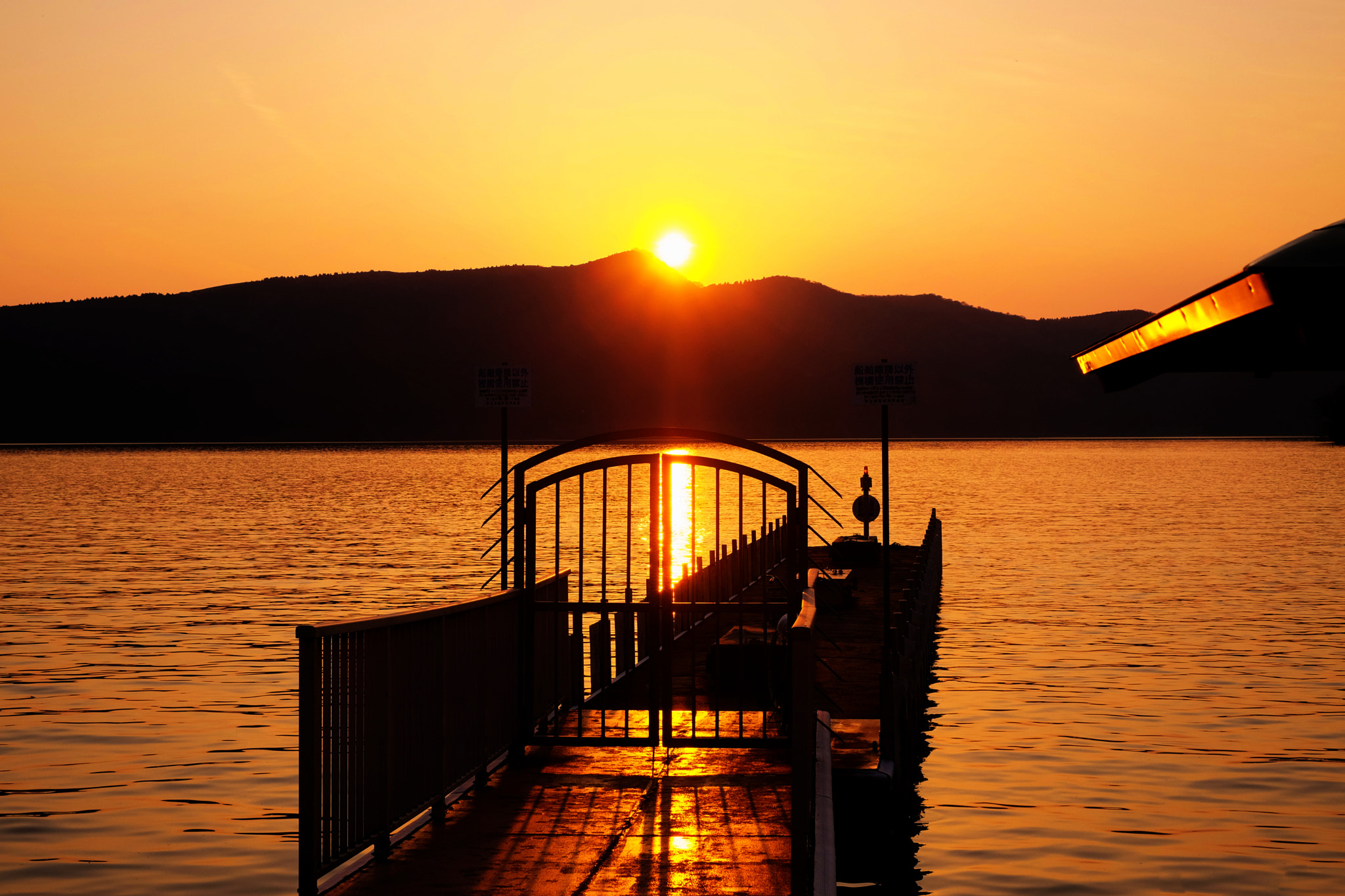 Fujifilm X-M1 + Fujifilm XF 35mm F1.4 R sample photo. Sunset in lake ashinoko photography