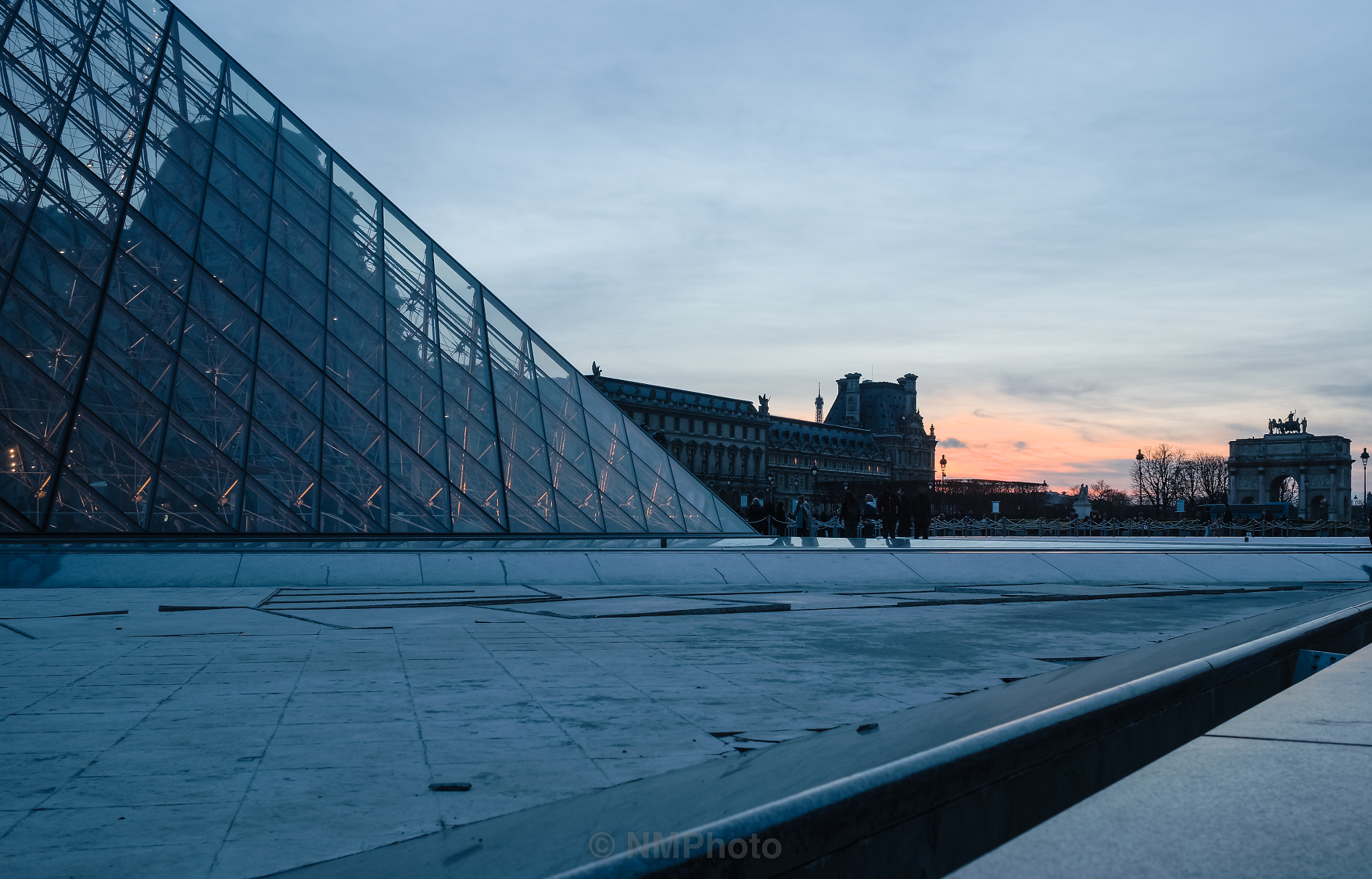 Olympus M.Zuiko Digital 17mm F1.8 sample photo. Tramonto louvre photography