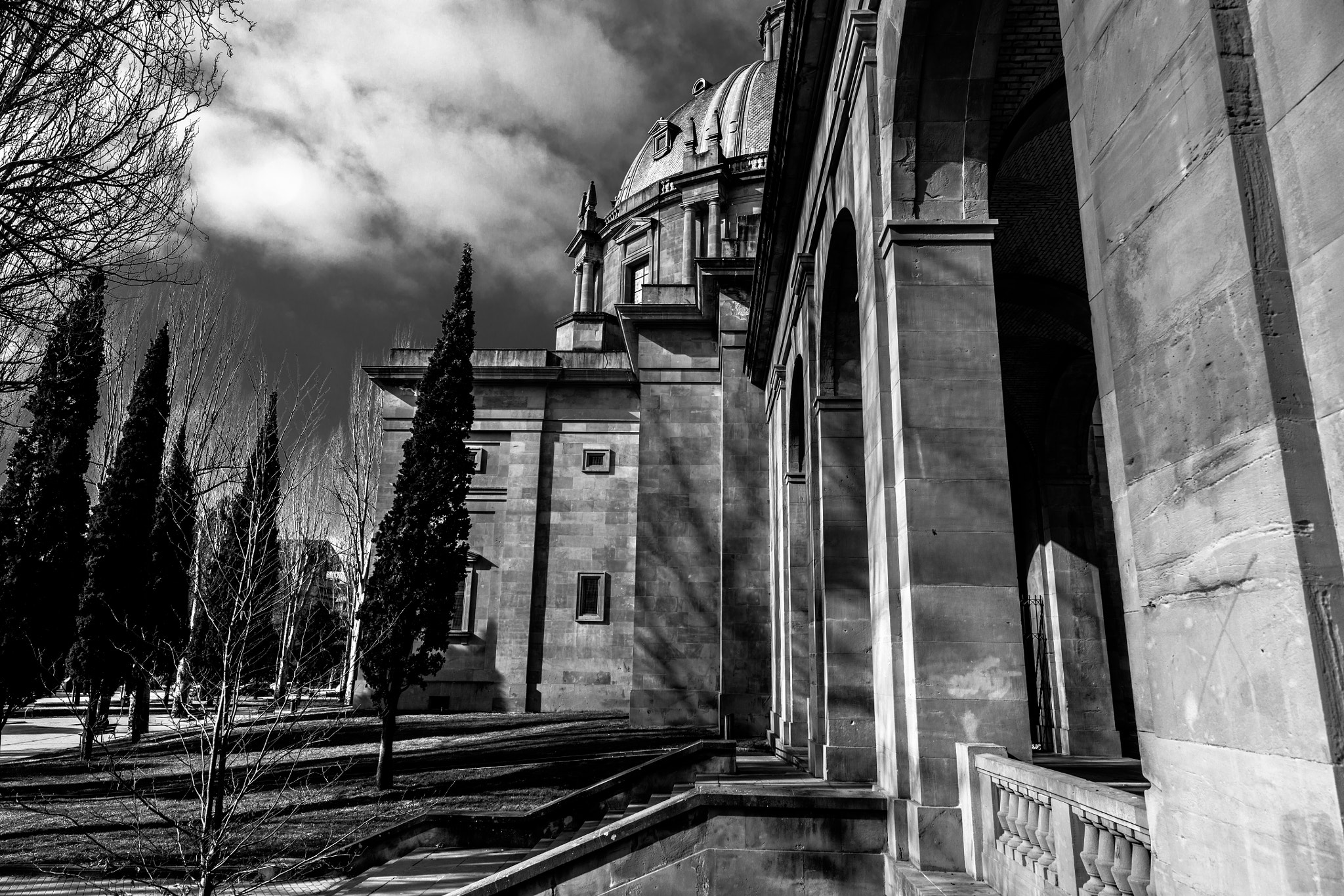 Canon EOS 5DS R + Canon EF 11-24mm F4L USM sample photo. Monumento a los caidos pamplona photography