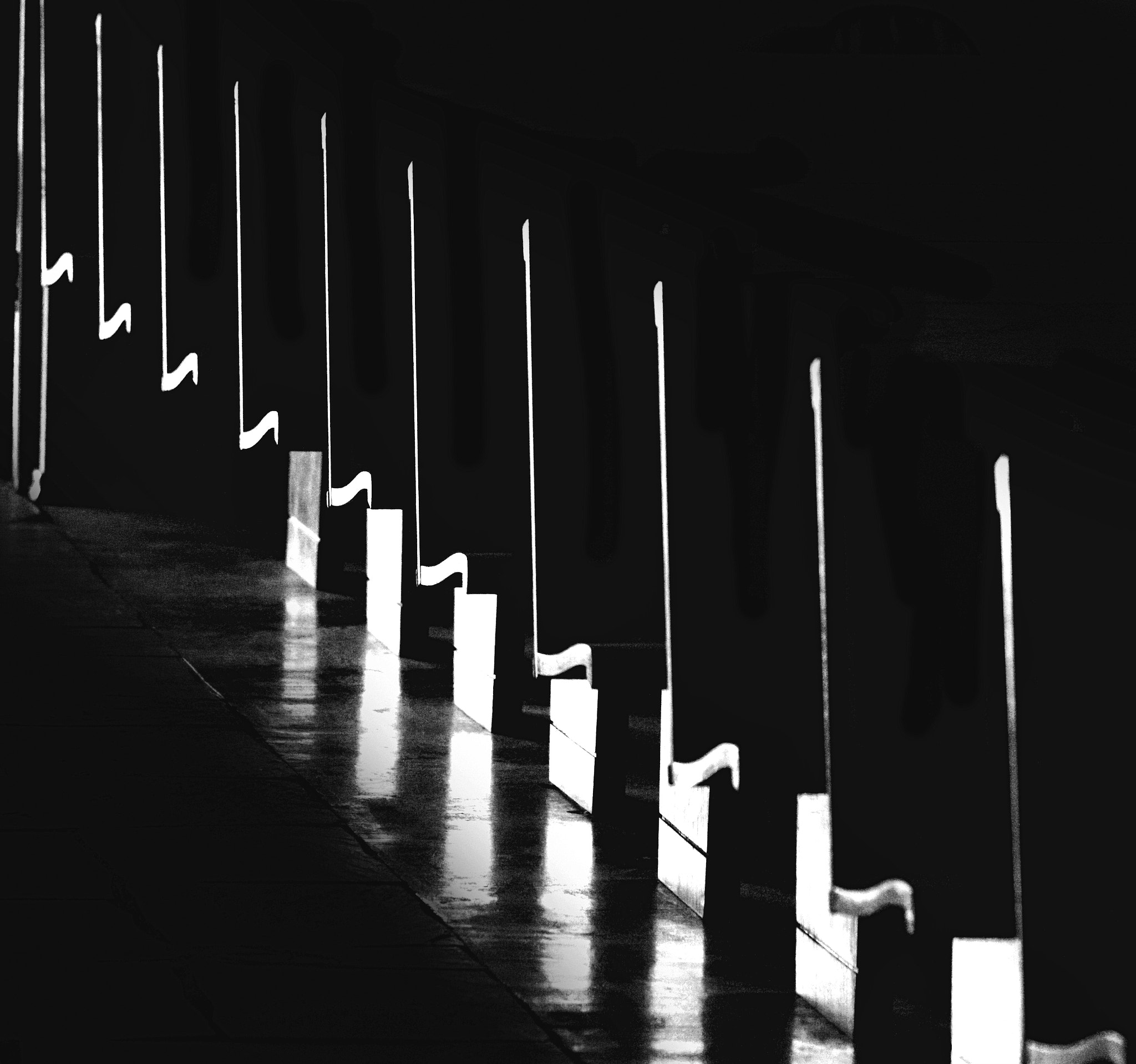 Canon EOS 400D (EOS Digital Rebel XTi / EOS Kiss Digital X) sample photo. Abstract perspective of pews photography