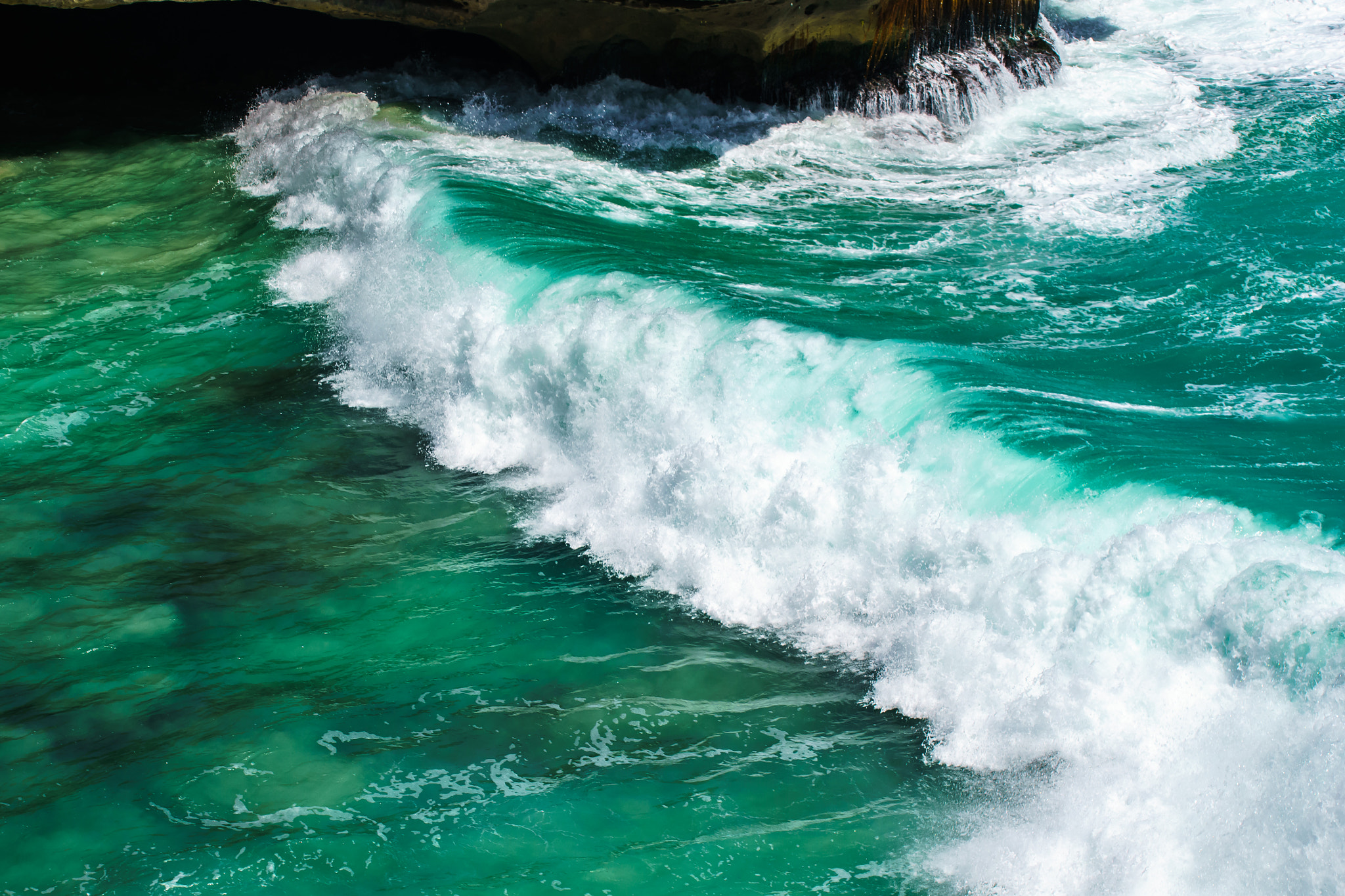 Sony ILCA-77M2 sample photo. A wave is rolling on mughsail beach photography