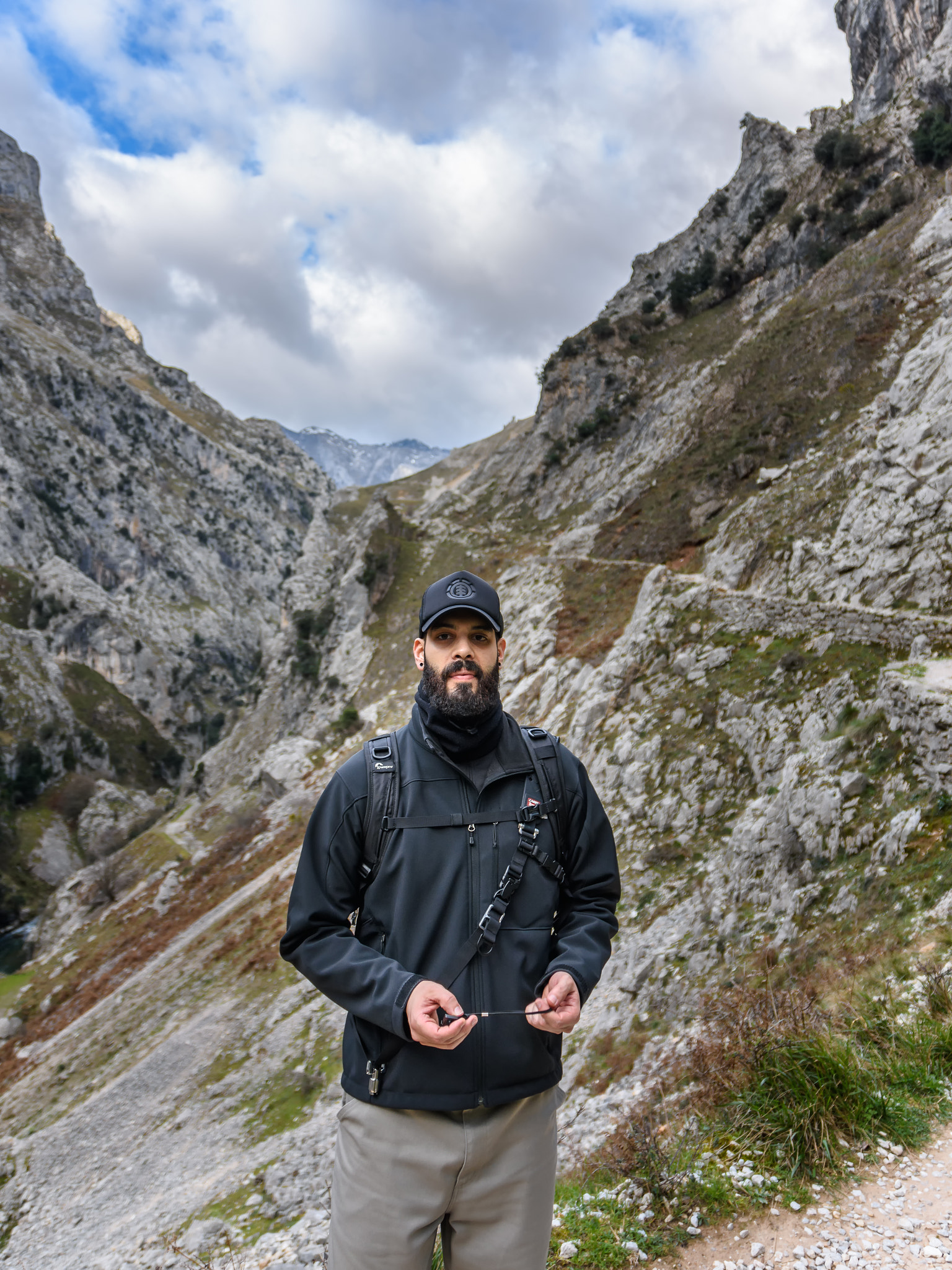 Nikon D7200 + Sigma 17-70mm F2.8-4 DC Macro OS HSM | C sample photo. Pastando por picos de europa, comienzo de la ruta. photography