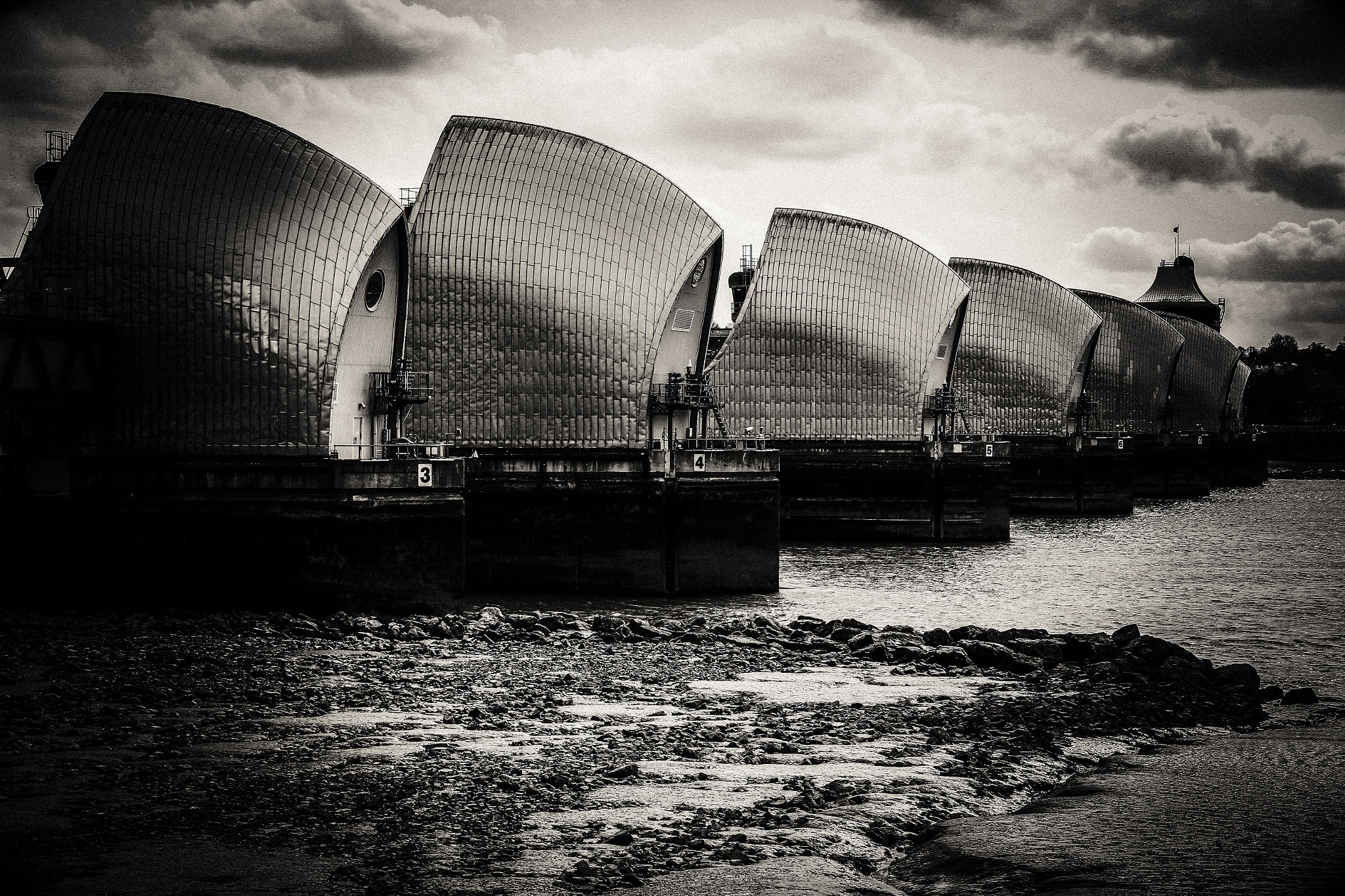 Canon EOS 600D (Rebel EOS T3i / EOS Kiss X5) + Canon EF-S 18-55mm F3.5-5.6 IS II sample photo. Thames barrier photography