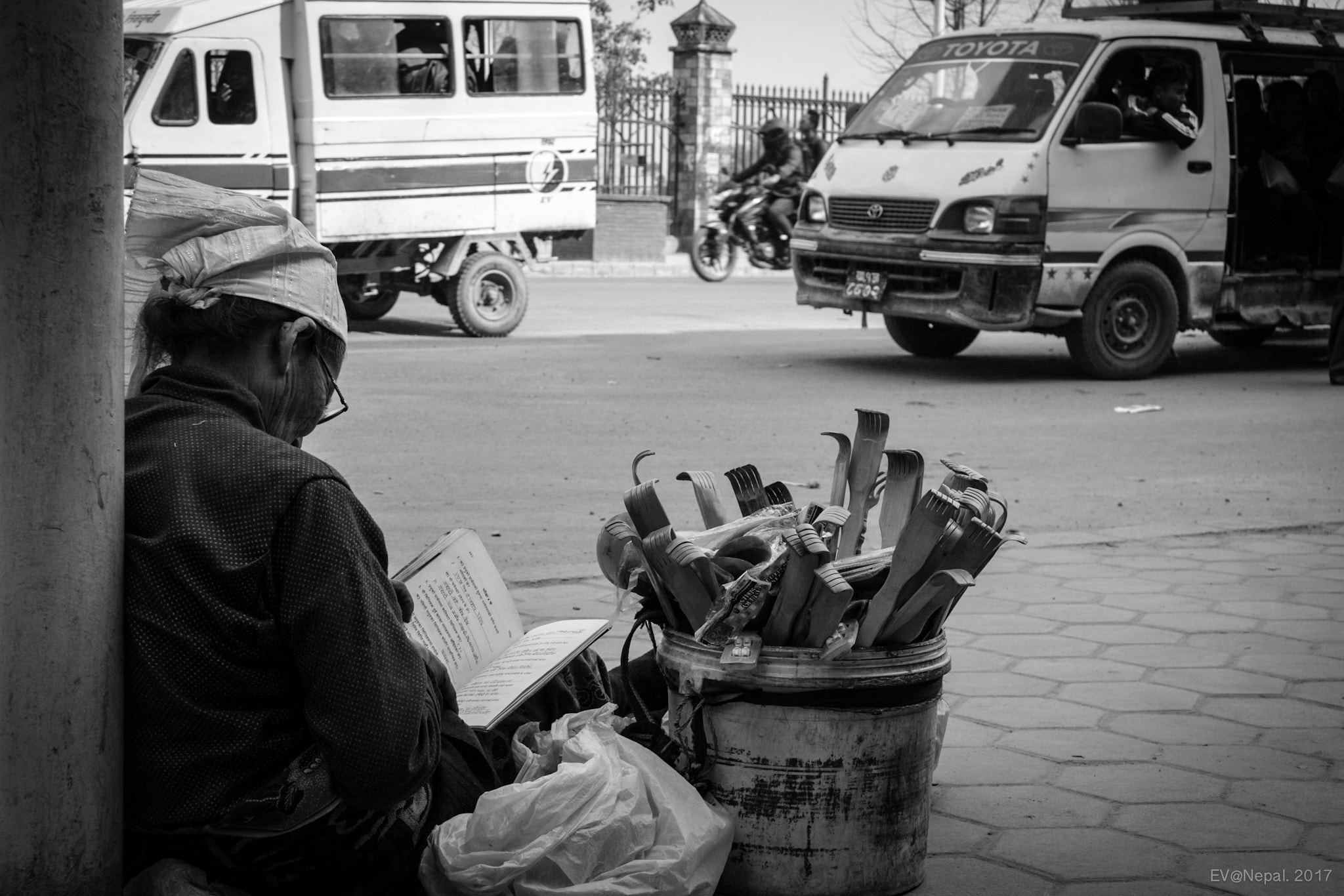 Sony E 18-200mm F3.5-6.3 OSS sample photo. Woman studying on the street photography
