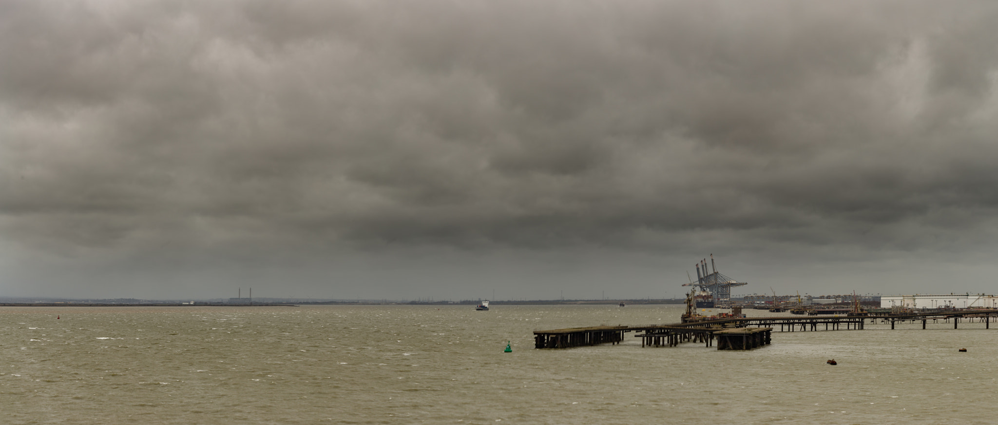 Canon EOS 6D sample photo. London gateway thames clouds märz photography
