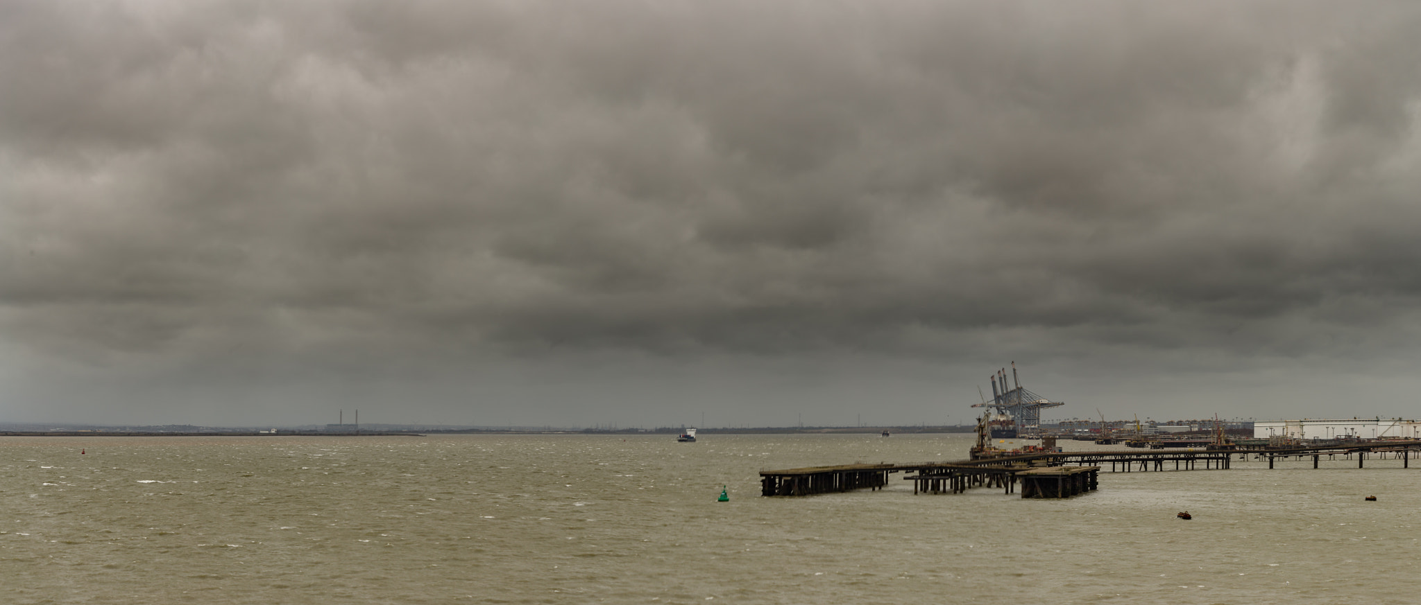 Canon EF 70-300mm F4-5.6 IS USM sample photo. London gateway thames clouds märz photography