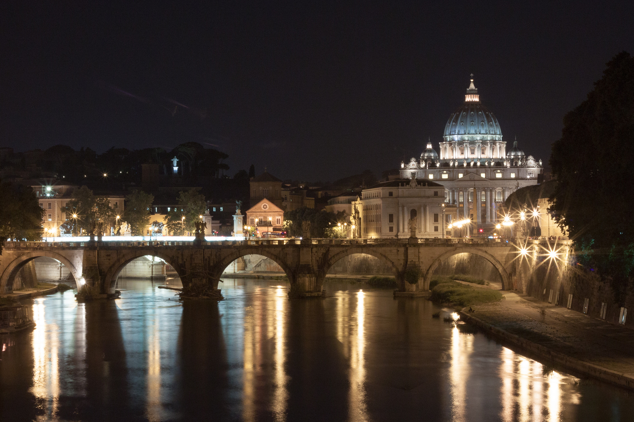 Canon EOS 500D (EOS Rebel T1i / EOS Kiss X3) + Canon EF 50mm F1.8 II sample photo. Rome at night photography