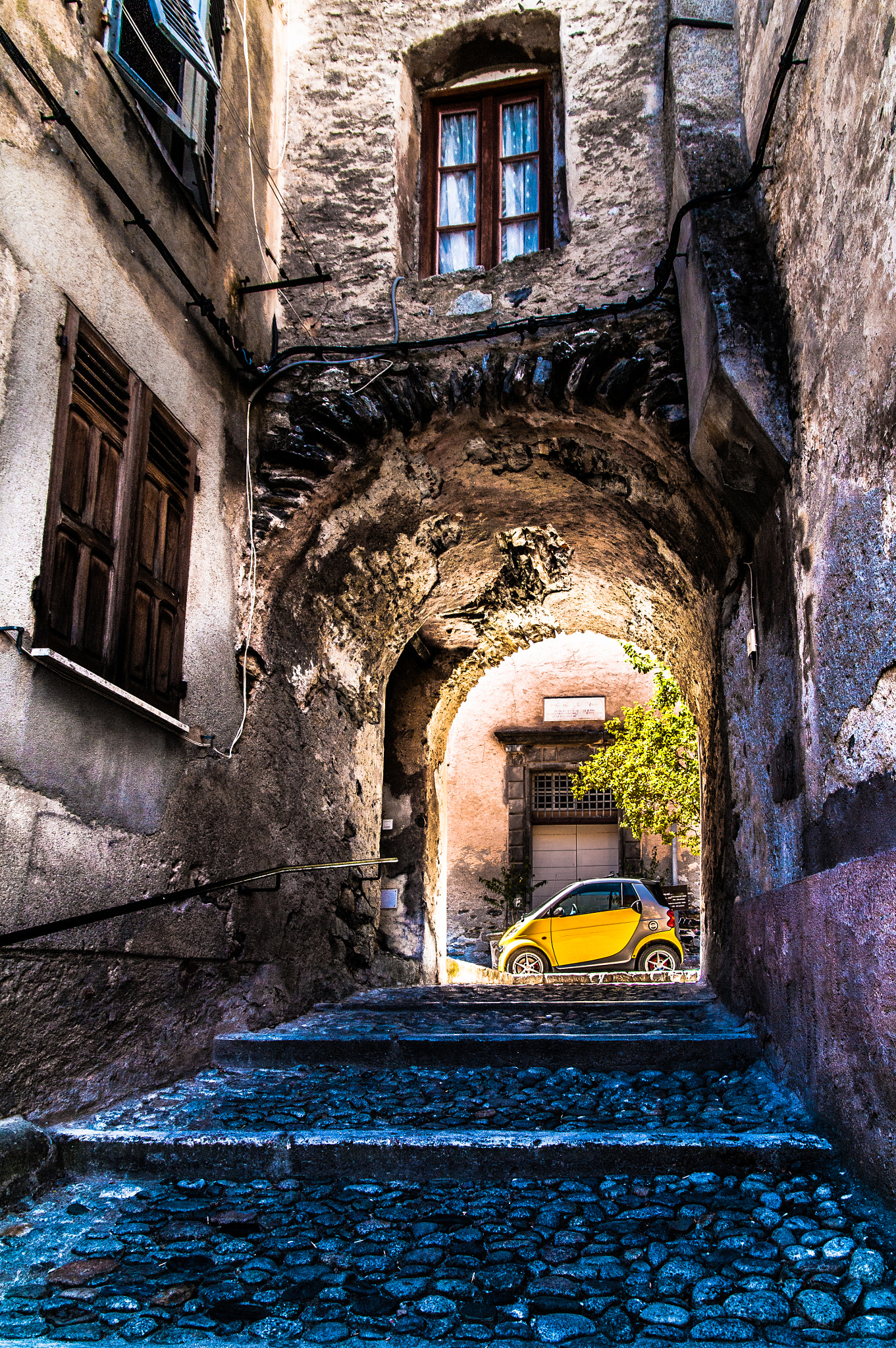 Pentax K-7 + Sigma AF 10-20mm F4-5.6 EX DC sample photo. Corsica - corte - small alley photography