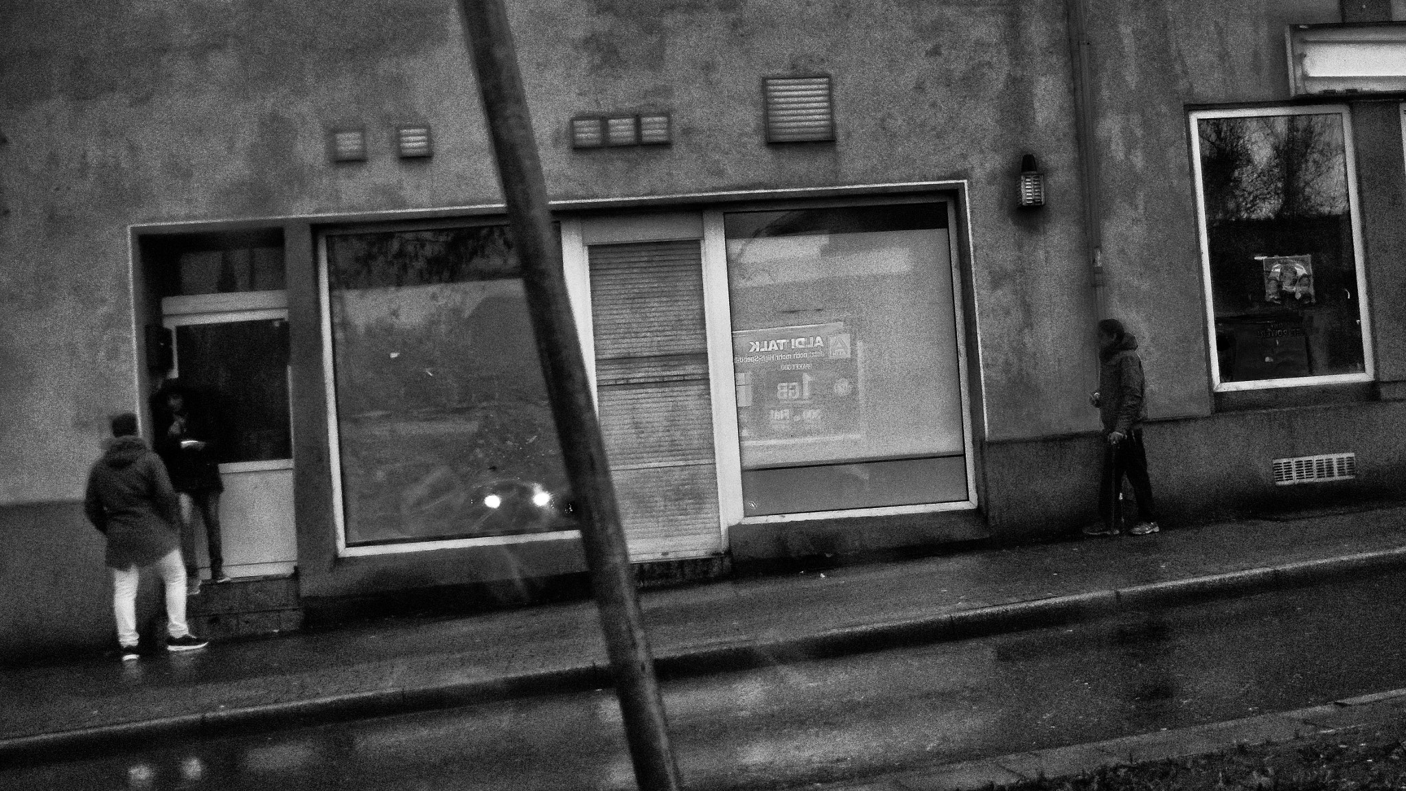 AF Zoom-Nikkor 28-105mm f/3.5-4.5D IF sample photo. Rainy late afternoon photography