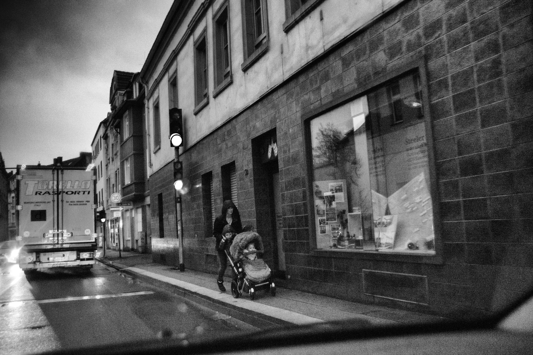AF Zoom-Nikkor 28-105mm f/3.5-4.5D IF sample photo. Rainy late afternoon photography