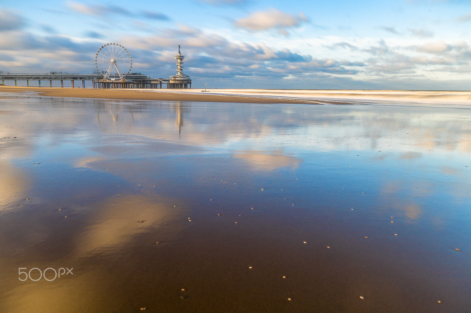 Pentax K-S2 sample photo. Beauty morning on beach in scheveningen photography