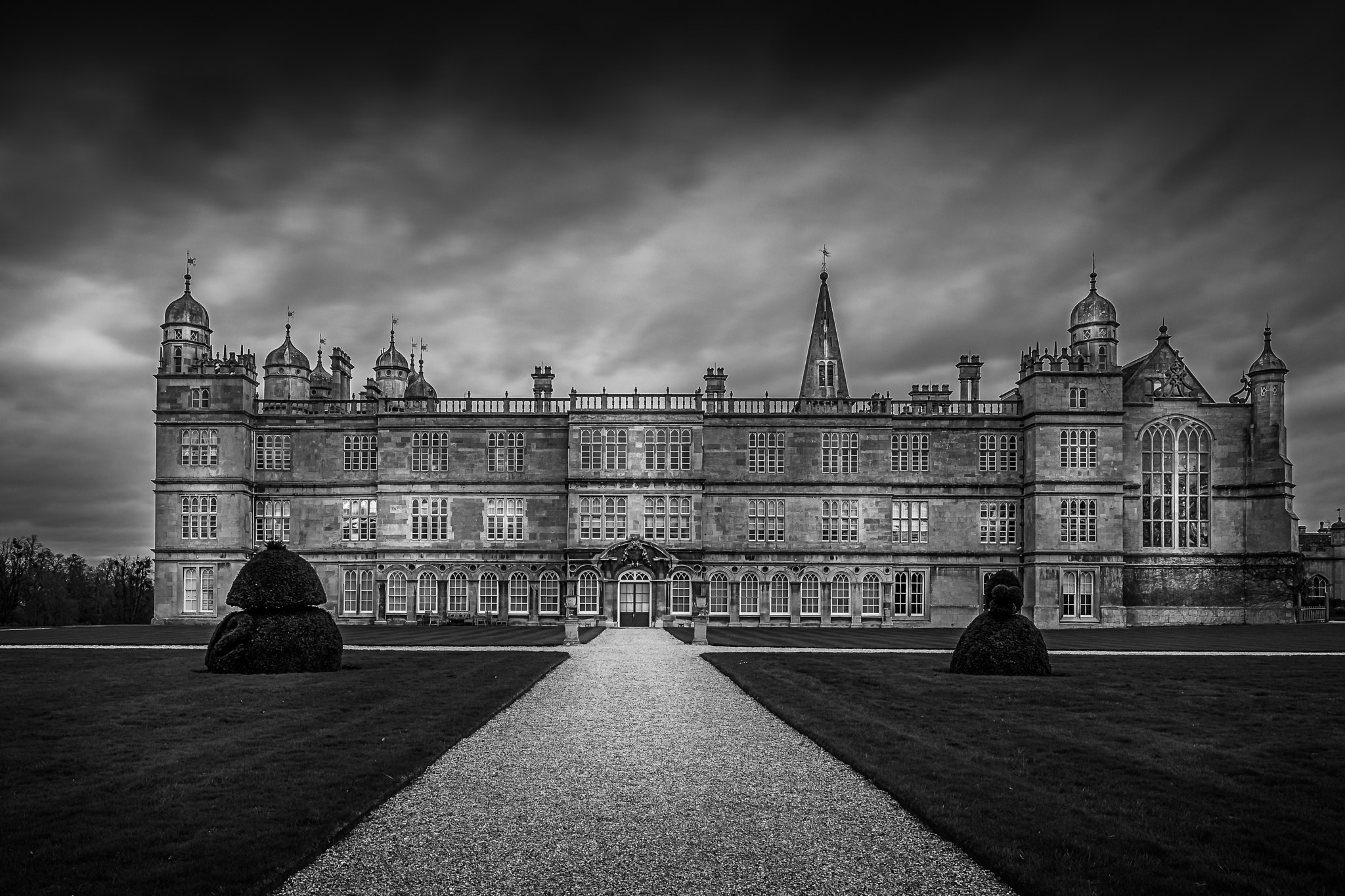 Canon EOS 700D (EOS Rebel T5i / EOS Kiss X7i) + Canon EF 16-35mm F4L IS USM sample photo. Burghley house photography