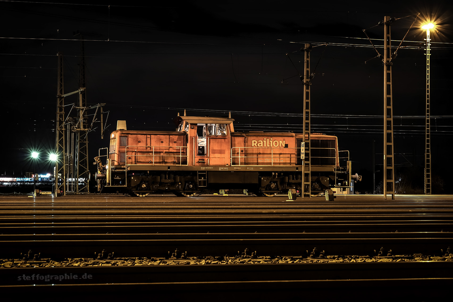 Fujifilm X-T2 sample photo. The re(d)tro train photography