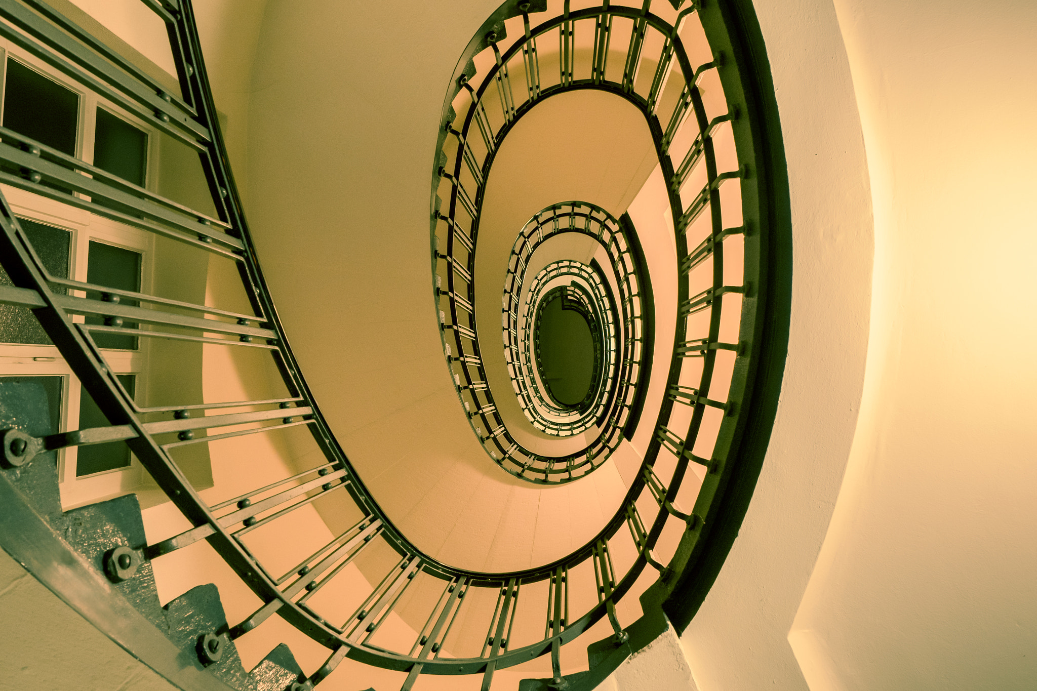 Panasonic Lumix DMC-GX85 (Lumix DMC-GX80 / Lumix DMC-GX7 Mark II) sample photo. Vintage spiral staircase photography