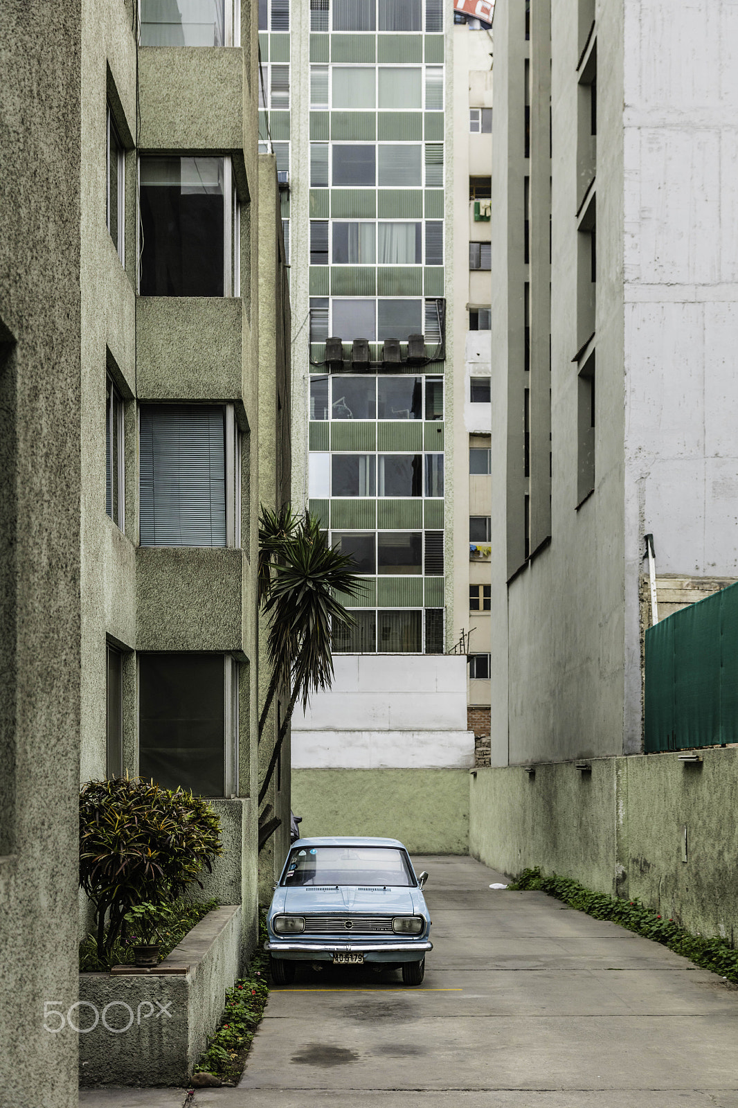 Canon EOS 5DS R sample photo. A parked classic car photography