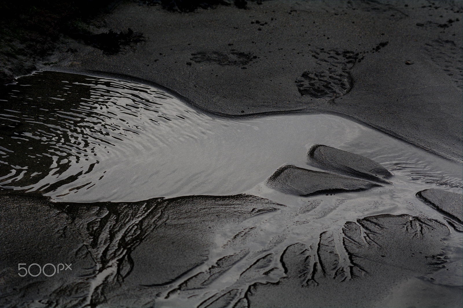 Nikon D7100 + Nikon AF-Nikkor 80-200mm F2.8D ED sample photo. Shape in the sand made by a flow photography