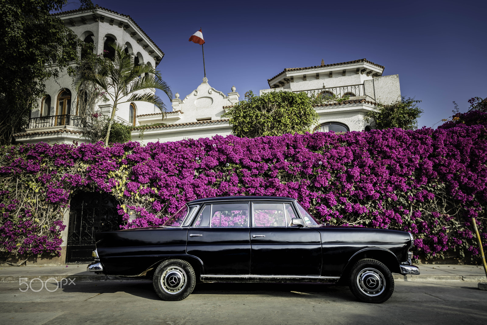 Canon EOS 5DS R sample photo. A classic car parked in front of a house photography