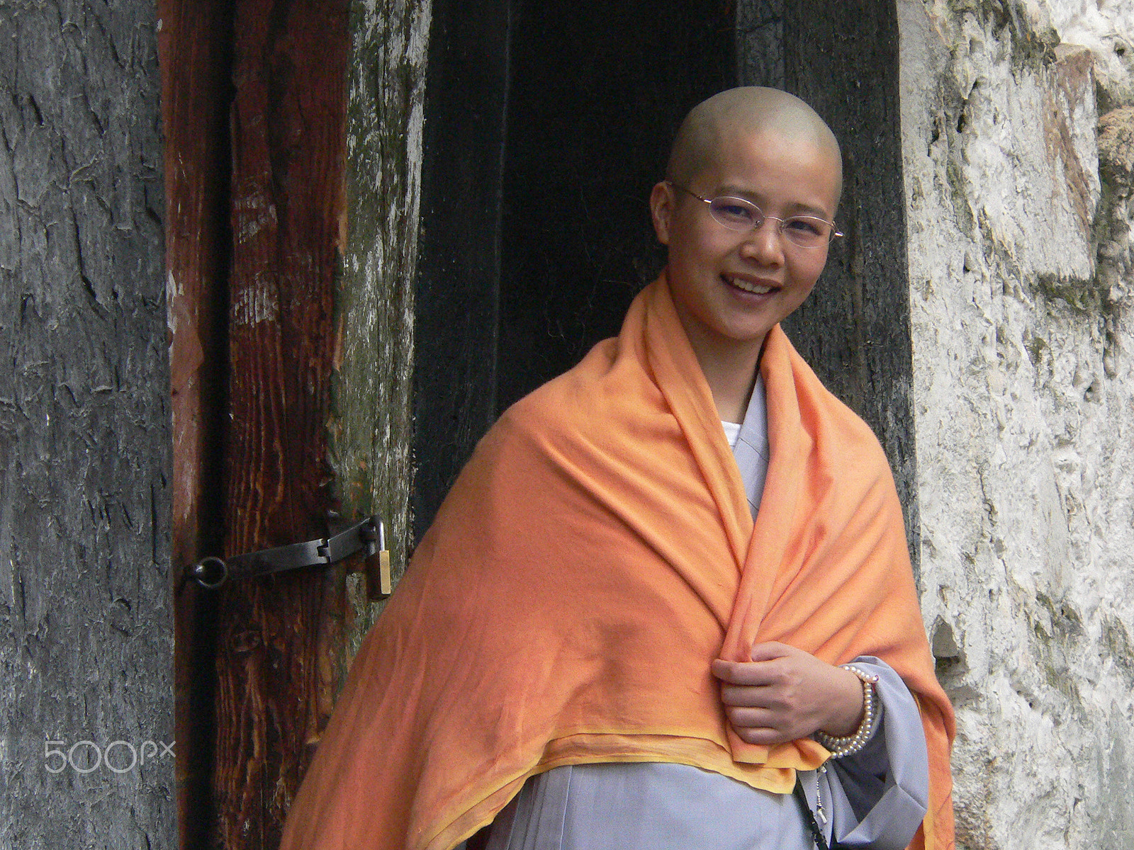 Panasonic DMC-FZ20 sample photo. Smily female buddhistnmonk photography