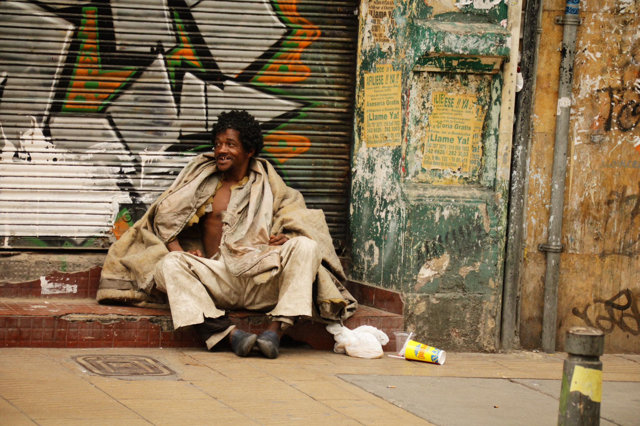 Canon EF 75-300mm F4.0-5.6 IS USM sample photo. Homeless in colombia photography