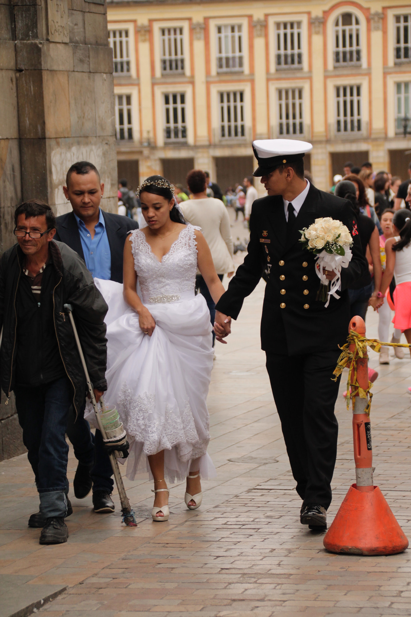 Canon EF 75-300mm F4.0-5.6 IS USM sample photo. Wedding in the streets of bogotá photography