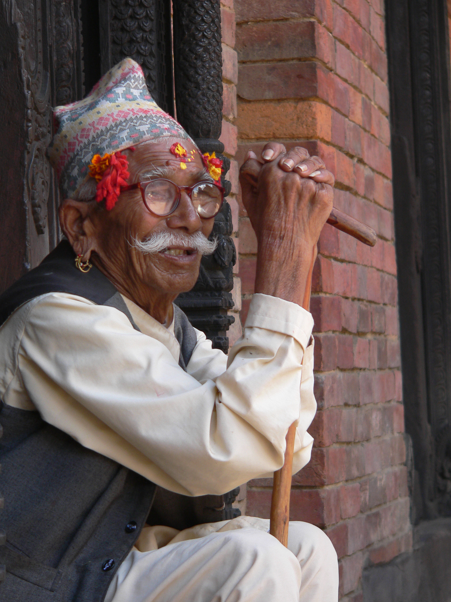 Panasonic DMC-FZ20 sample photo. Old indian man sitting photography