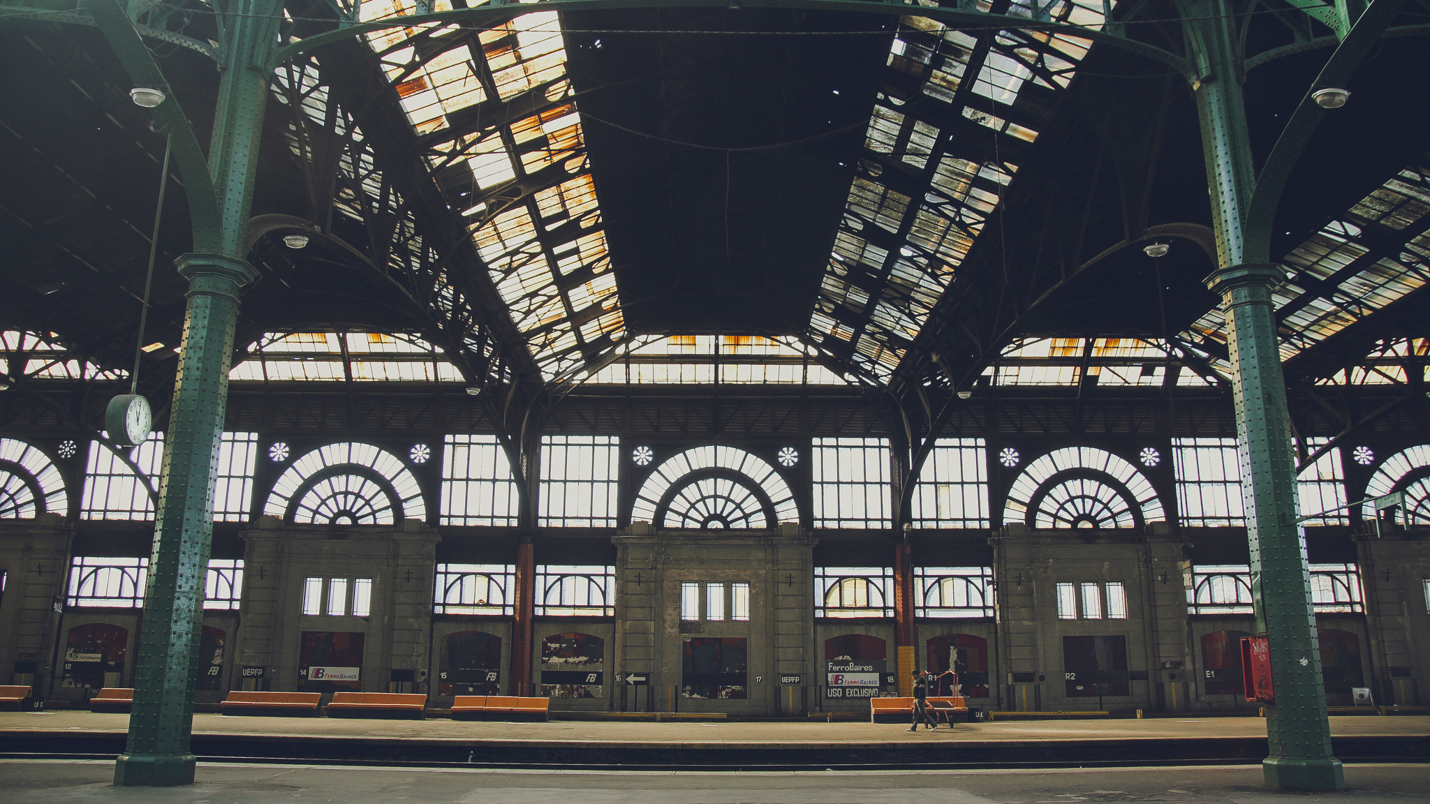 Tamron SP AF 17-50mm F2.8 XR Di II LD Aspherical (IF) sample photo. Estacion constitucion photography