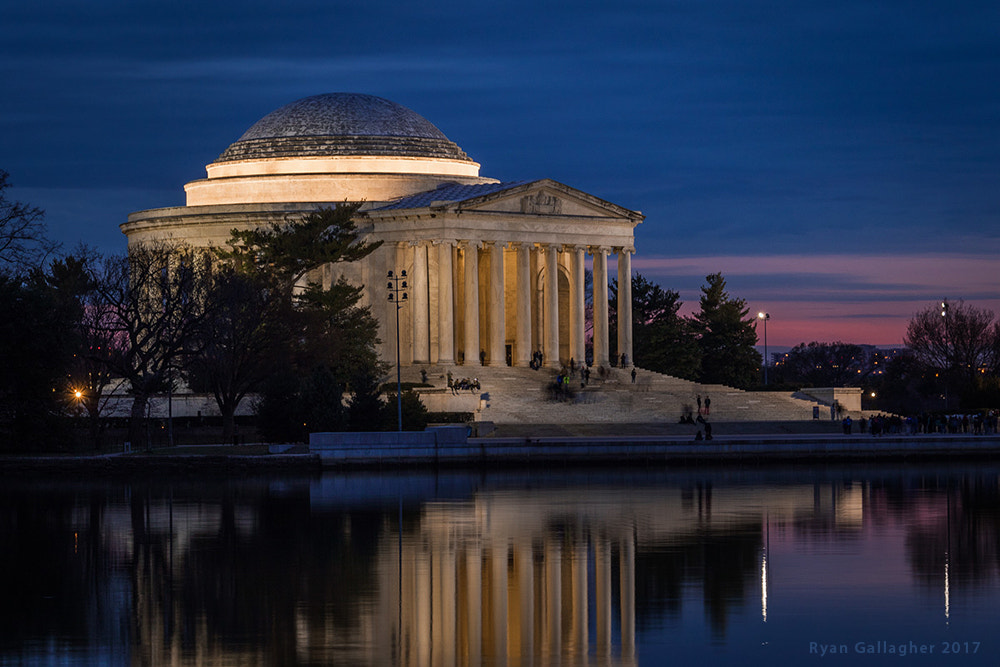 Canon EF-S 55-250mm F4-5.6 IS sample photo. Blue hour at the thomas jefferson memorial photography
