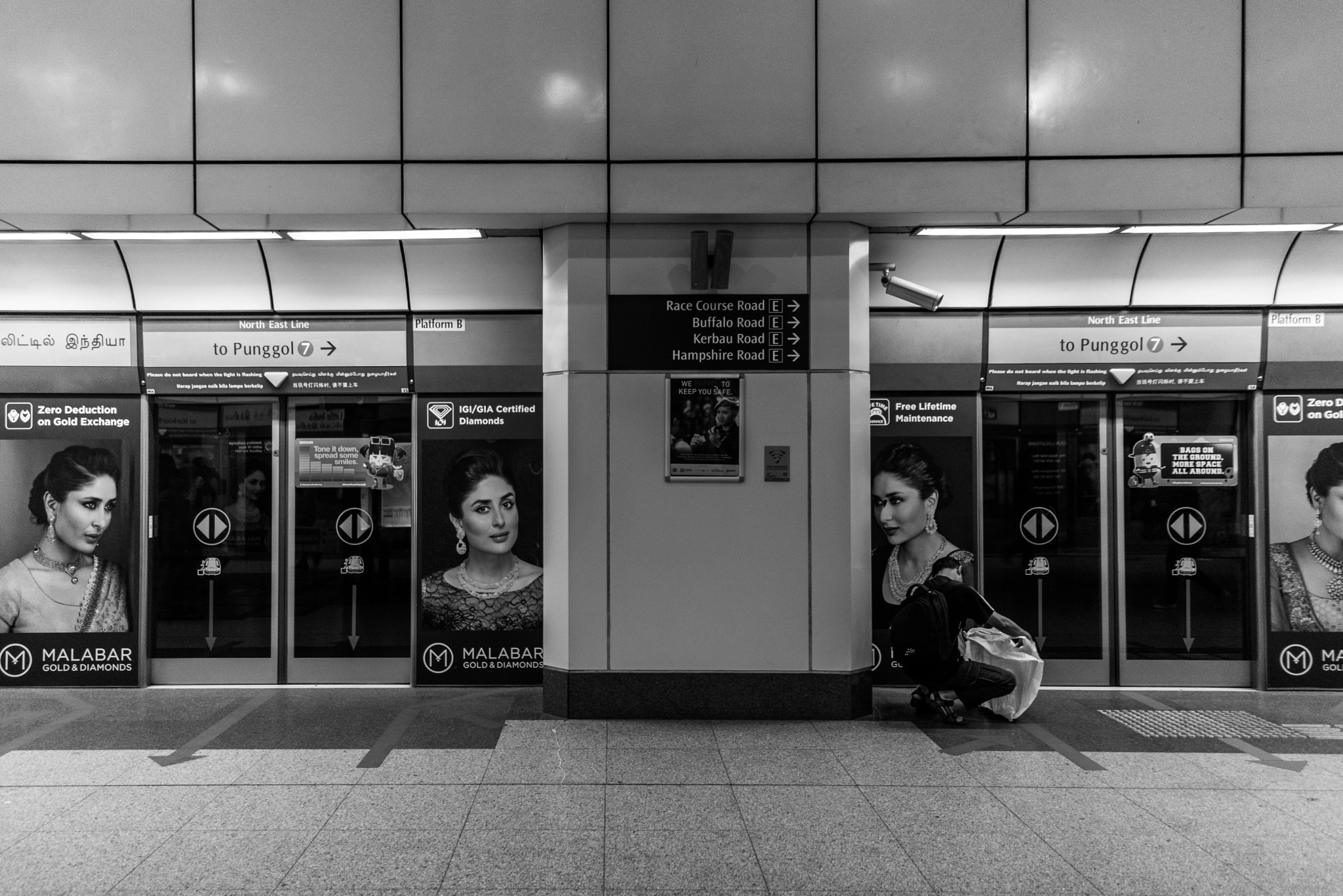 Sony FE 28mm F2 sample photo. Woman on the wall photography