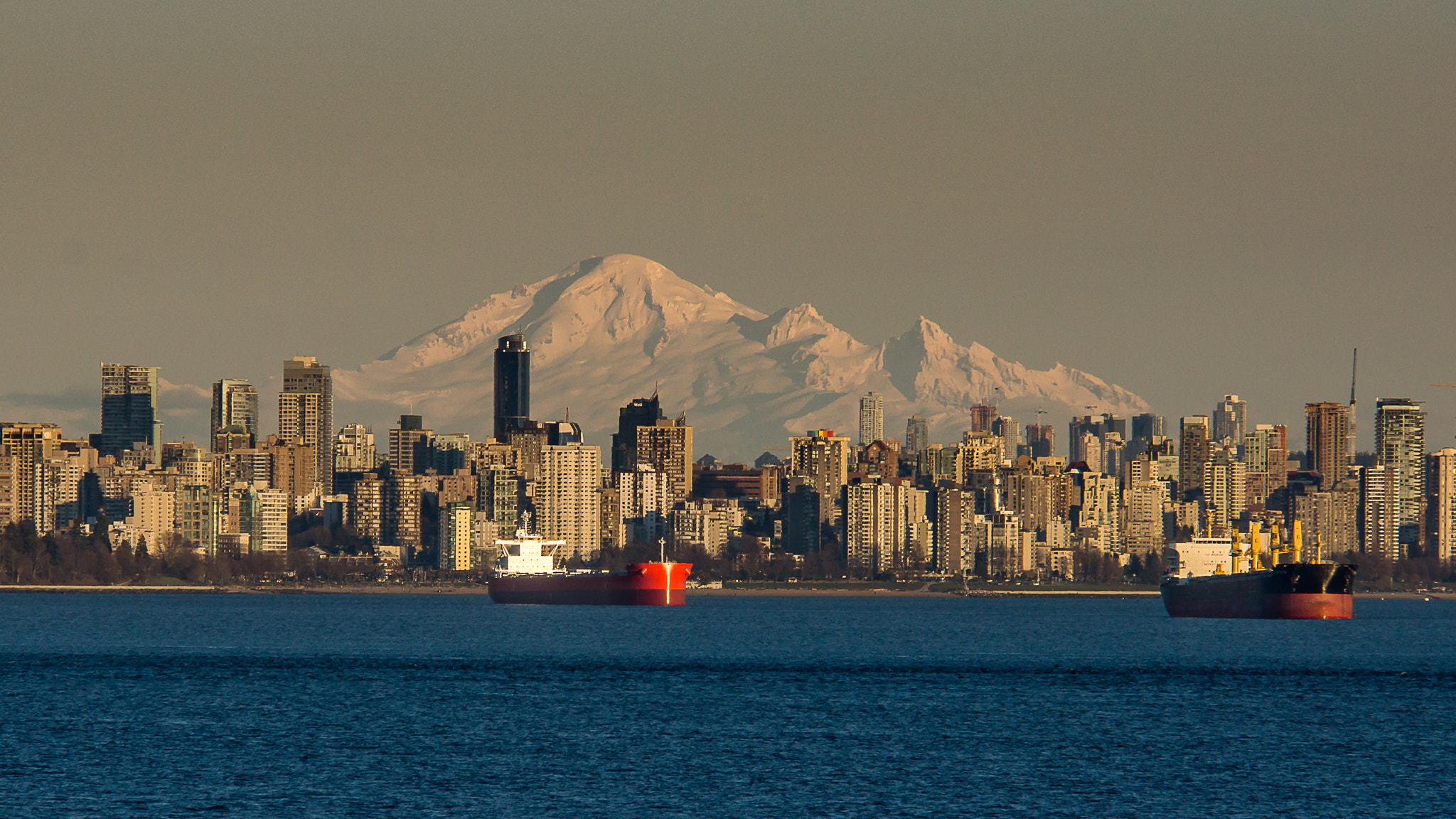 Sony Alpha NEX-7 + Sony E 18-200mm F3.5-6.3 OSS LE sample photo. Mount baker from a far photography