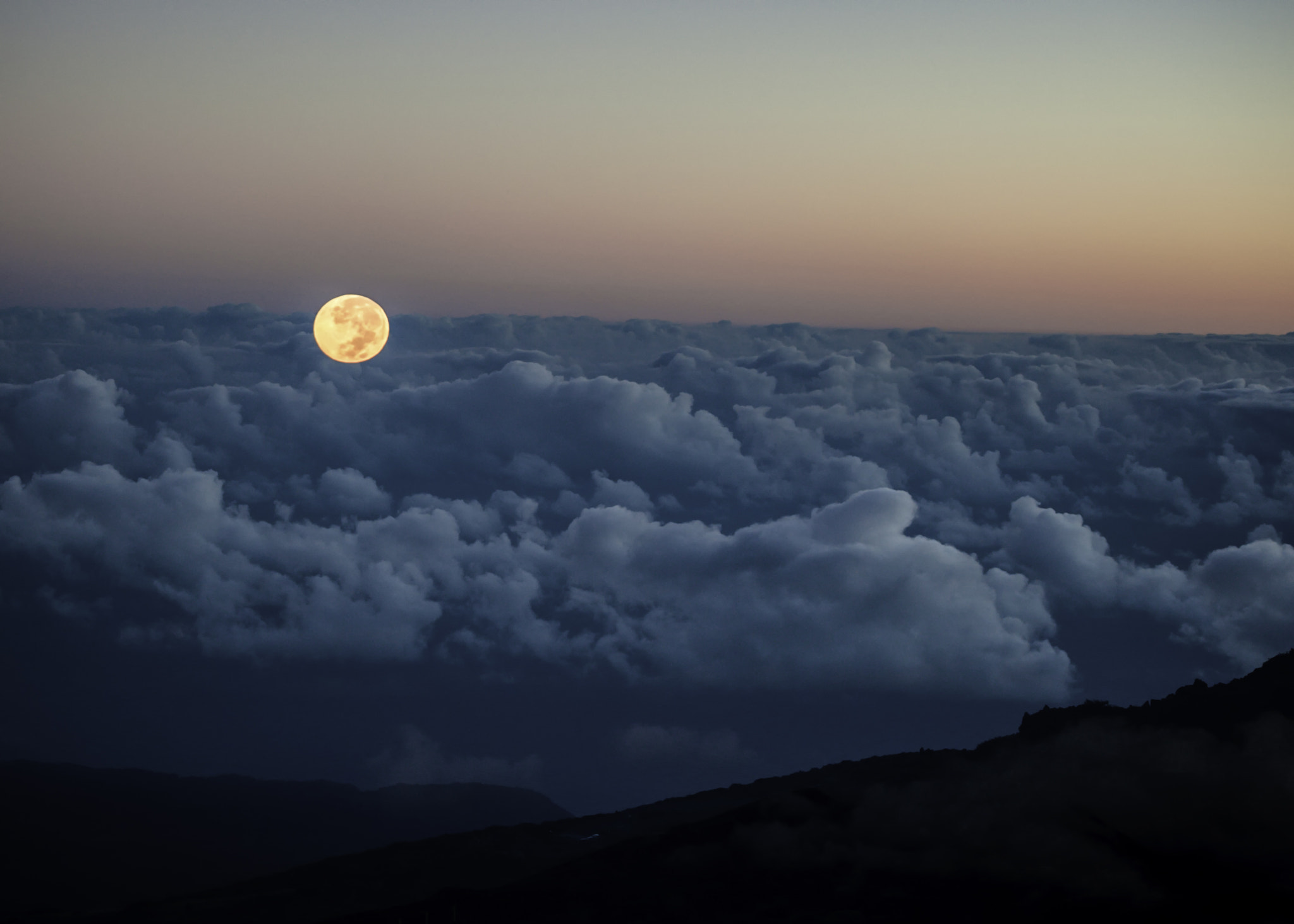 Nikon AF-S Nikkor 70-200mm F2.8G ED VR II sample photo. Floating moon photography