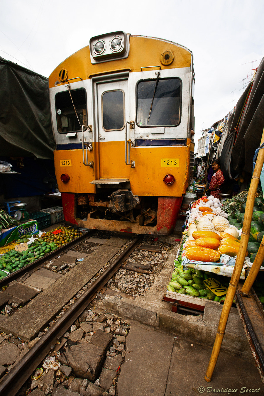 Canon EOS 5D + Canon EF 17-40mm F4L USM sample photo. Next stop : mae klong railway market photography