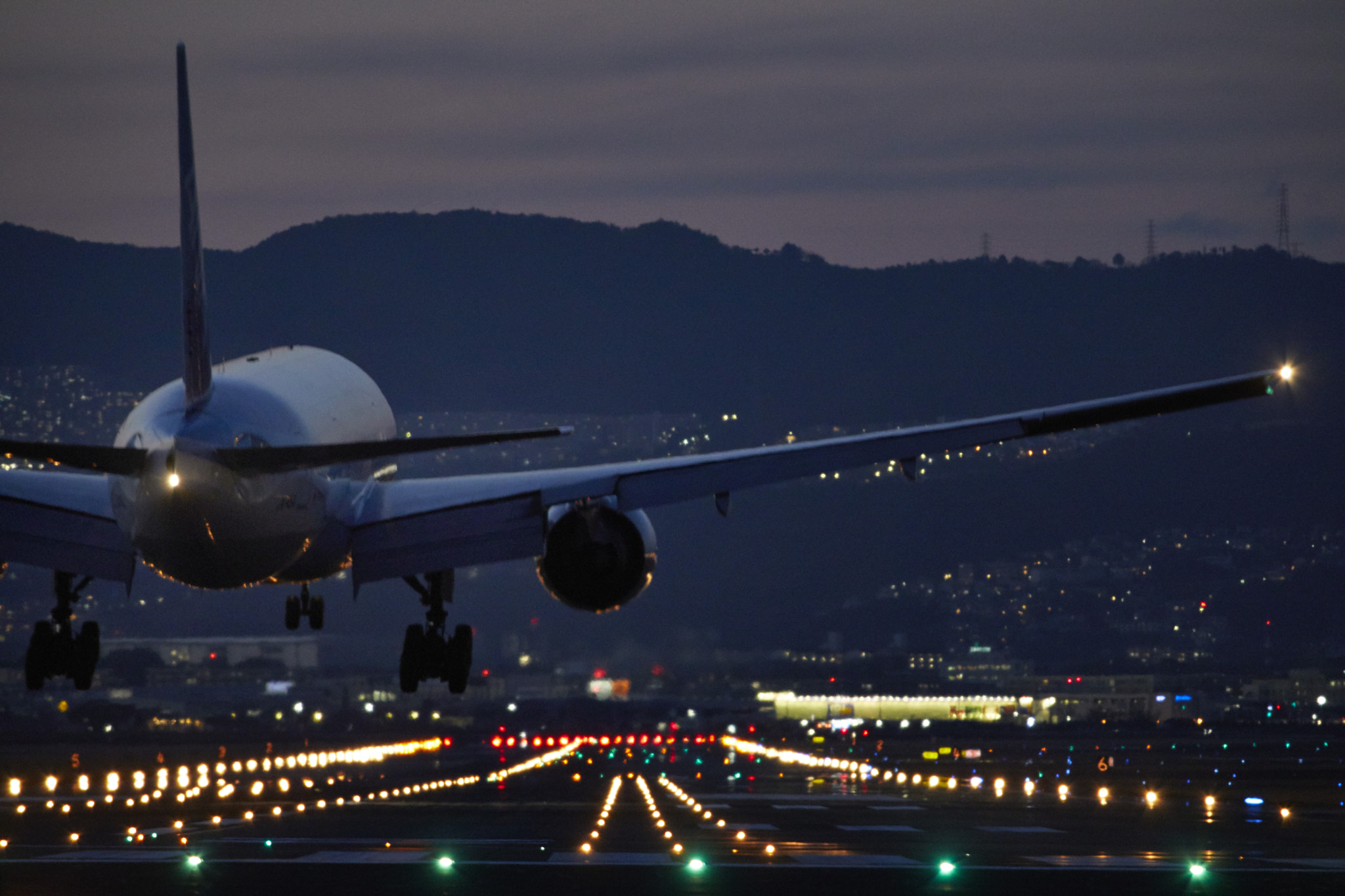 Canon EF 70-200mm F2.8L USM sample photo. Plane landing photography