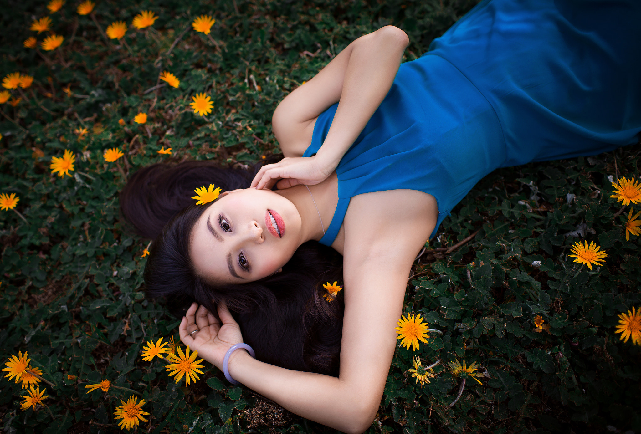 Canon EOS 6D + Canon EF 35mm F1.4L USM sample photo. Yellow flowers and green grasses photography