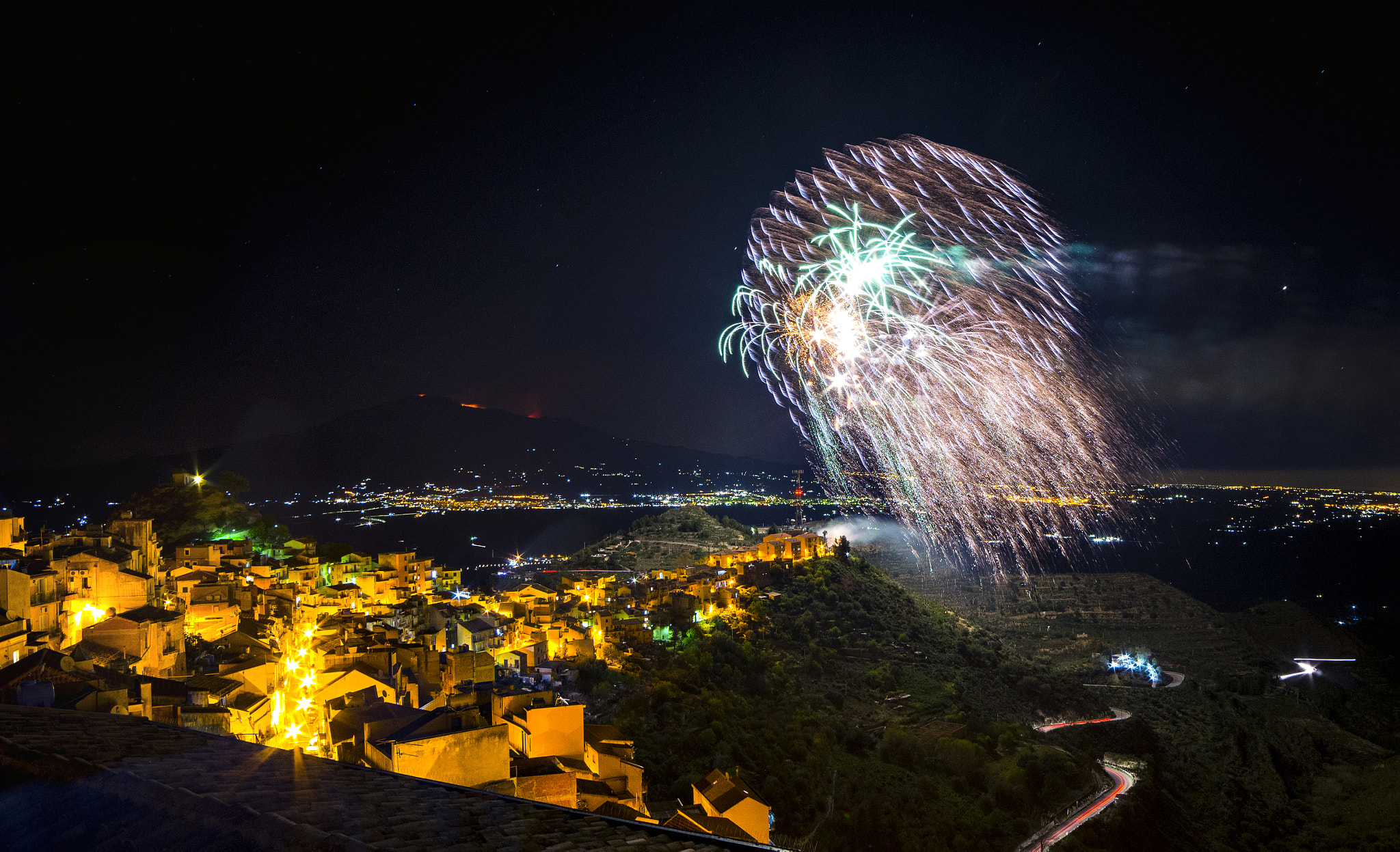 Nikon D5100 + Samyang 14mm F2.8 ED AS IF UMC sample photo. Fireworks in the sky photography