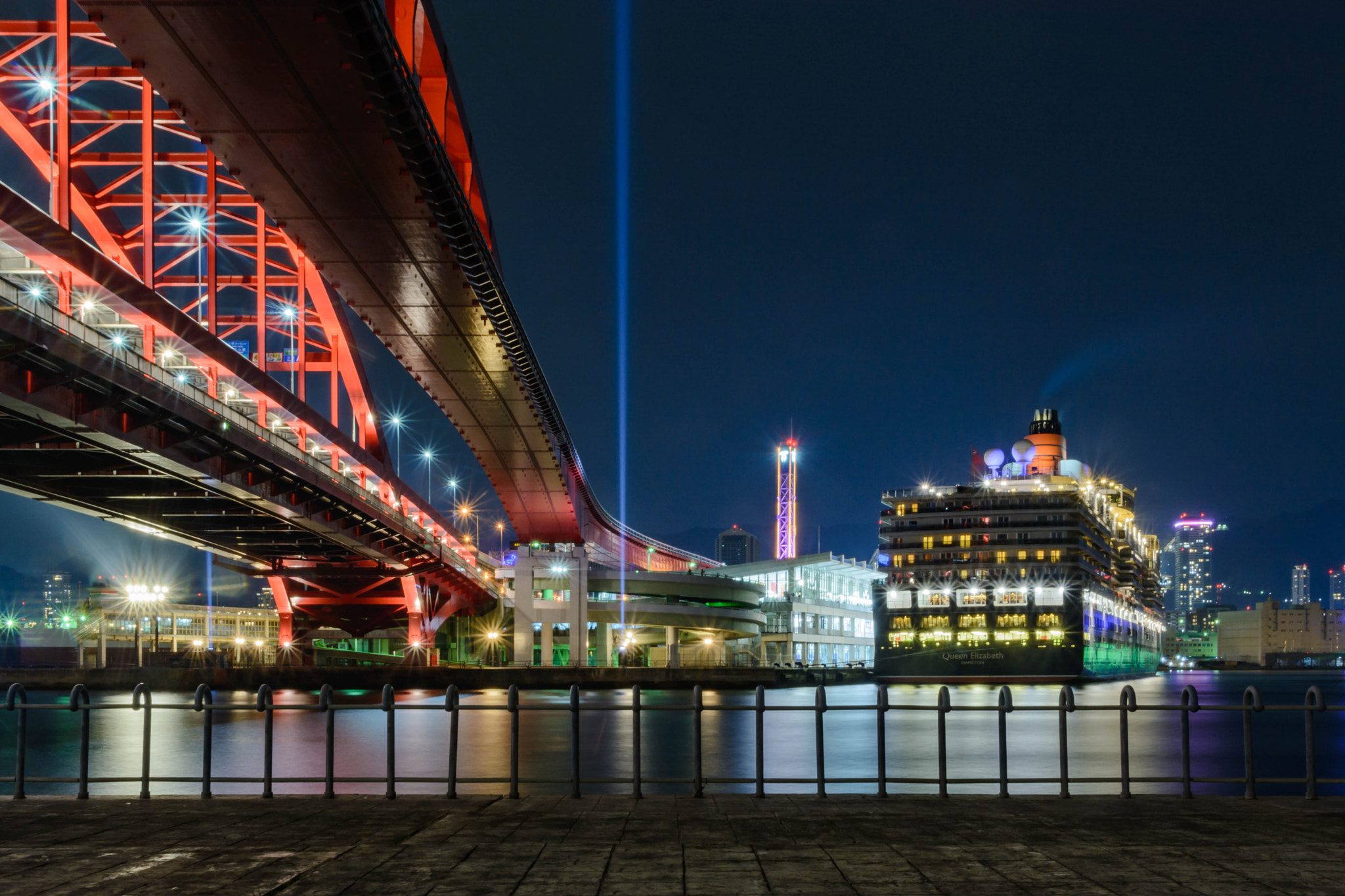 Sigma 18-200mm F3.5-6.3 II DC OS HSM sample photo. Qe2が居る神戸港 photography