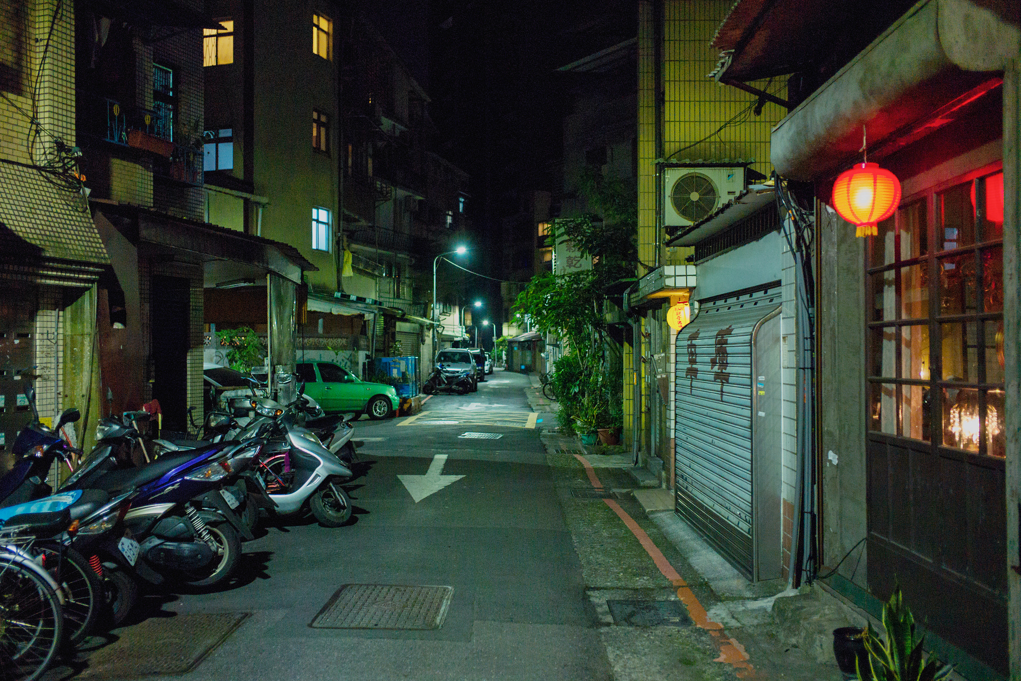 Leica Summicron-M 35mm F2 ASPH sample photo. Side street at night, taipei - taiwan photography
