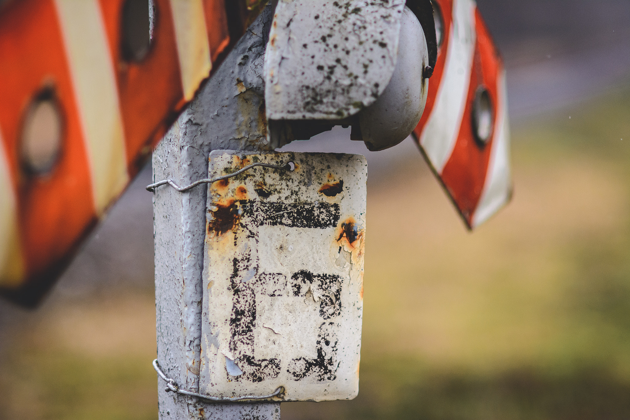 Nikon AF Nikkor 85mm F1.8D sample photo. Railroad crossing photography