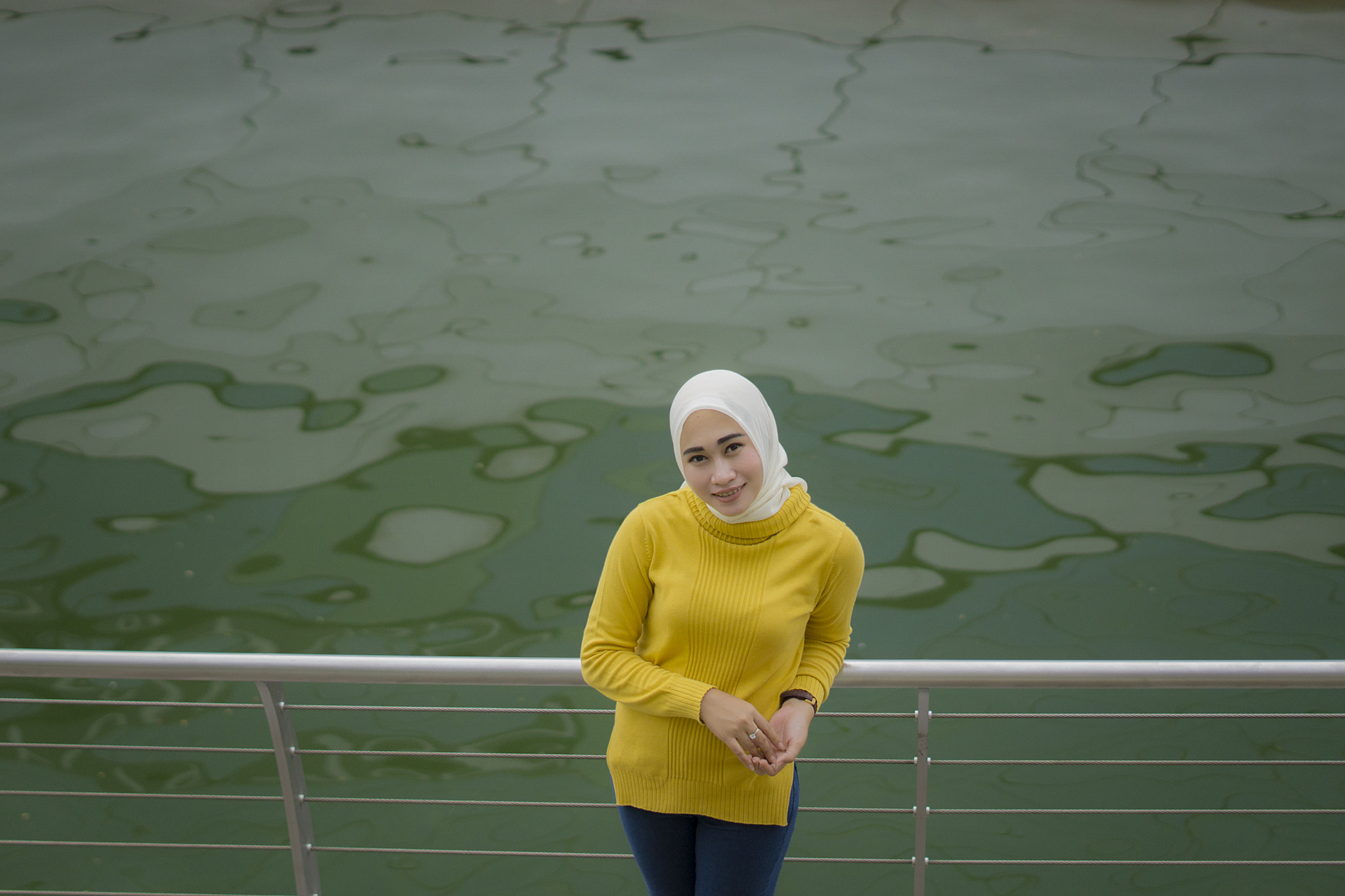 Sony FE 50mm F1.8 sample photo. Hijab marina bay singapore photography