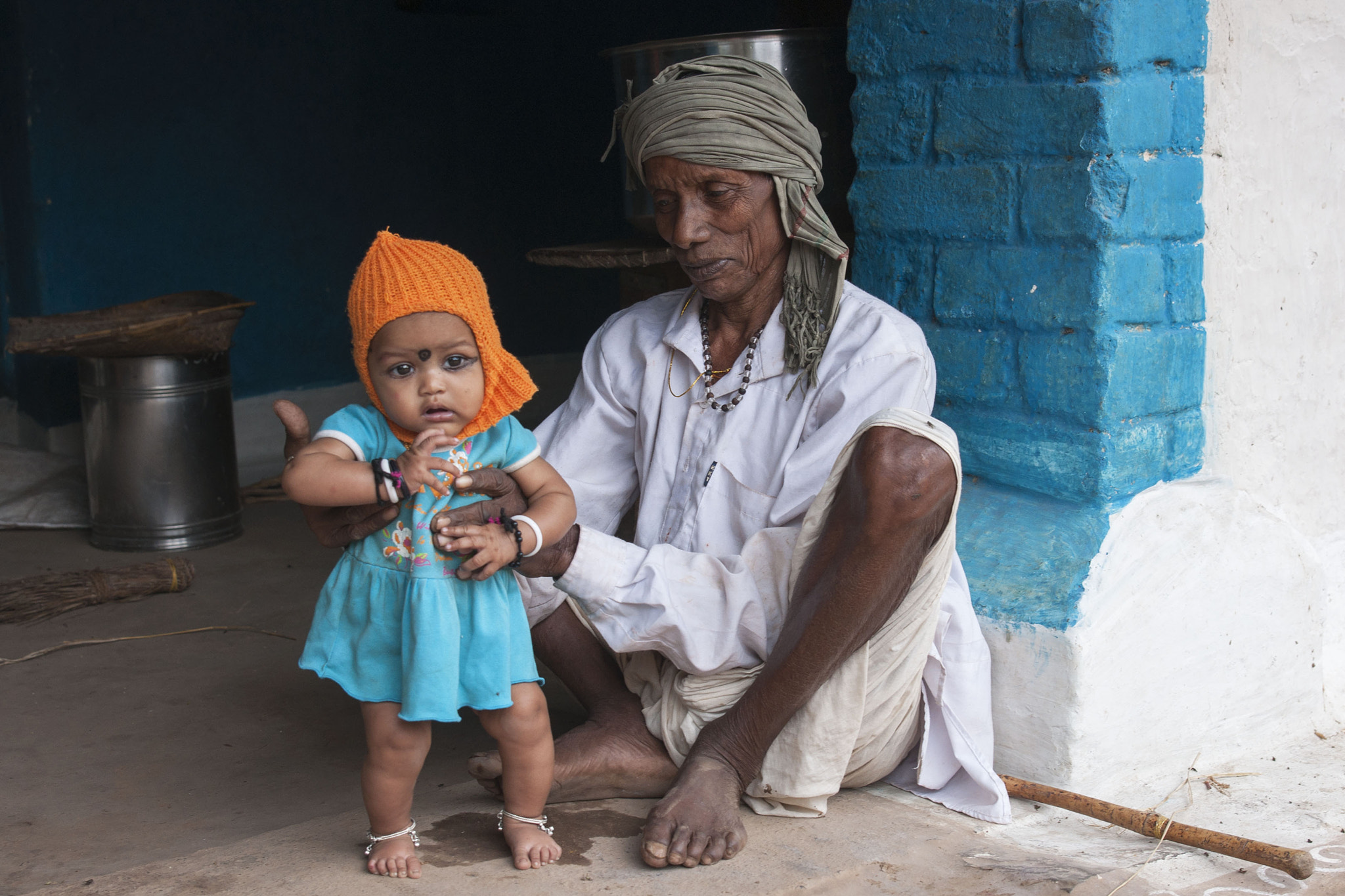 Sony Alpha DSLR-A700 sample photo. Grandfather with child photography
