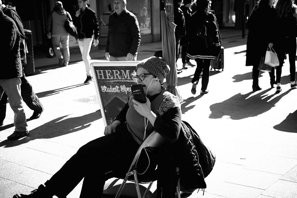 Fujifilm X-T1 + Fujifilm XF 35mm F2 R WR sample photo. Street talking photography
