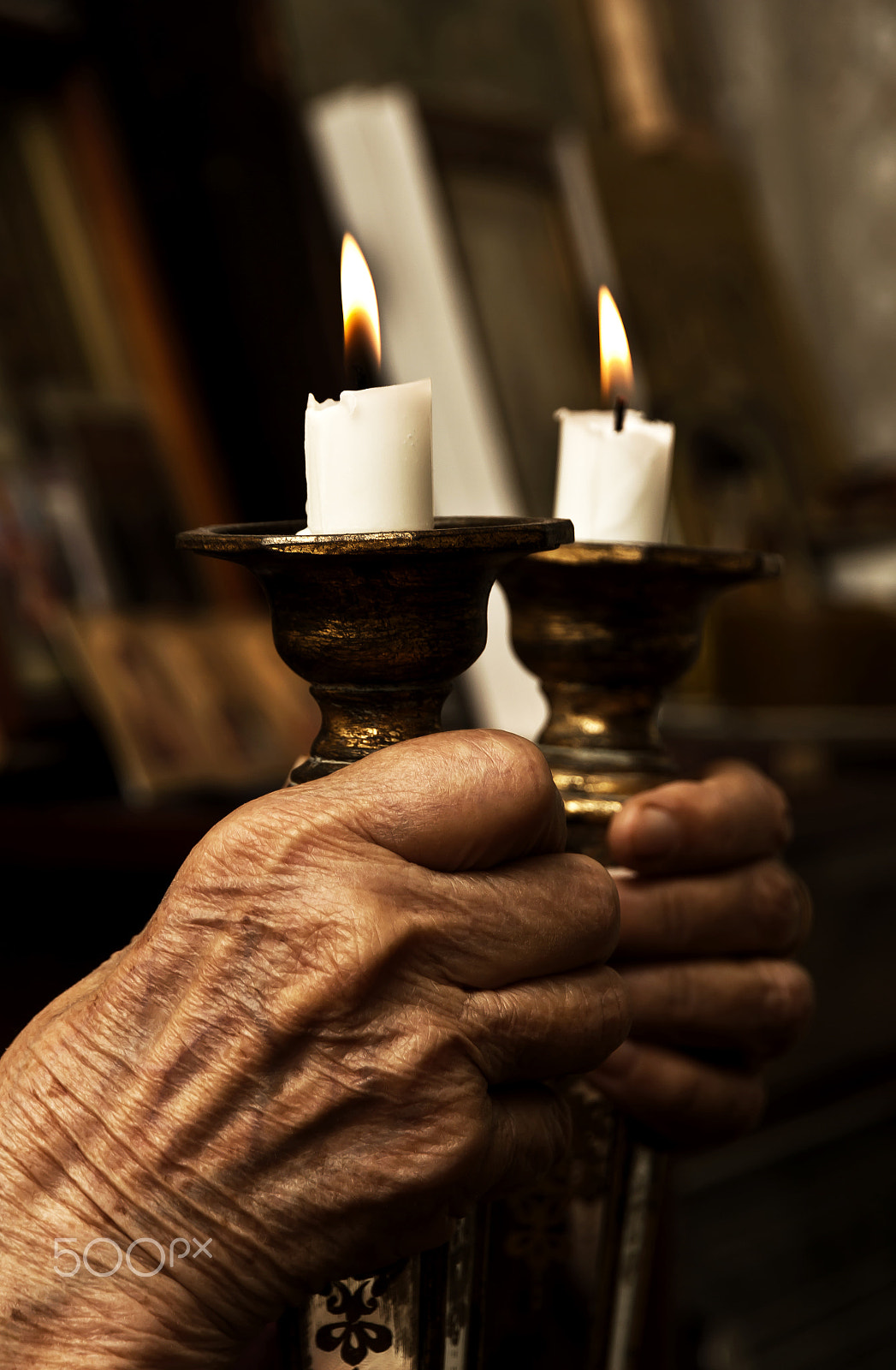 Canon EOS 550D (EOS Rebel T2i / EOS Kiss X4) sample photo. Burning candle in a church photography