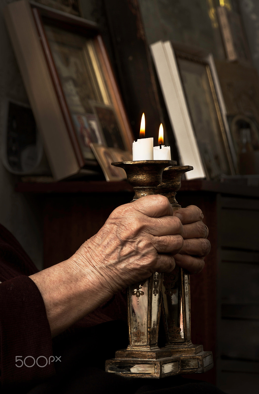 Canon EOS 550D (EOS Rebel T2i / EOS Kiss X4) sample photo. Burning candle in a church photography