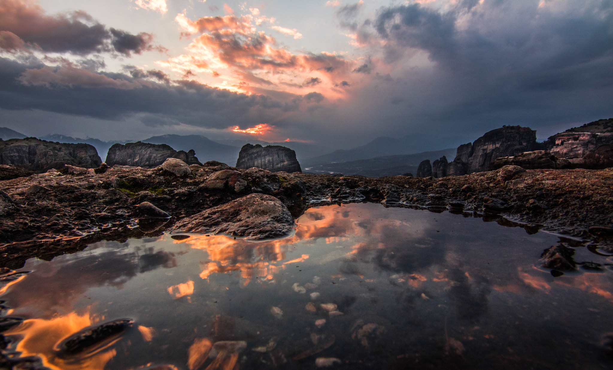 Canon EOS 750D (EOS Rebel T6i / EOS Kiss X8i) + Tokina AT-X Pro 11-16mm F2.8 DX sample photo. Meteora sunset photography