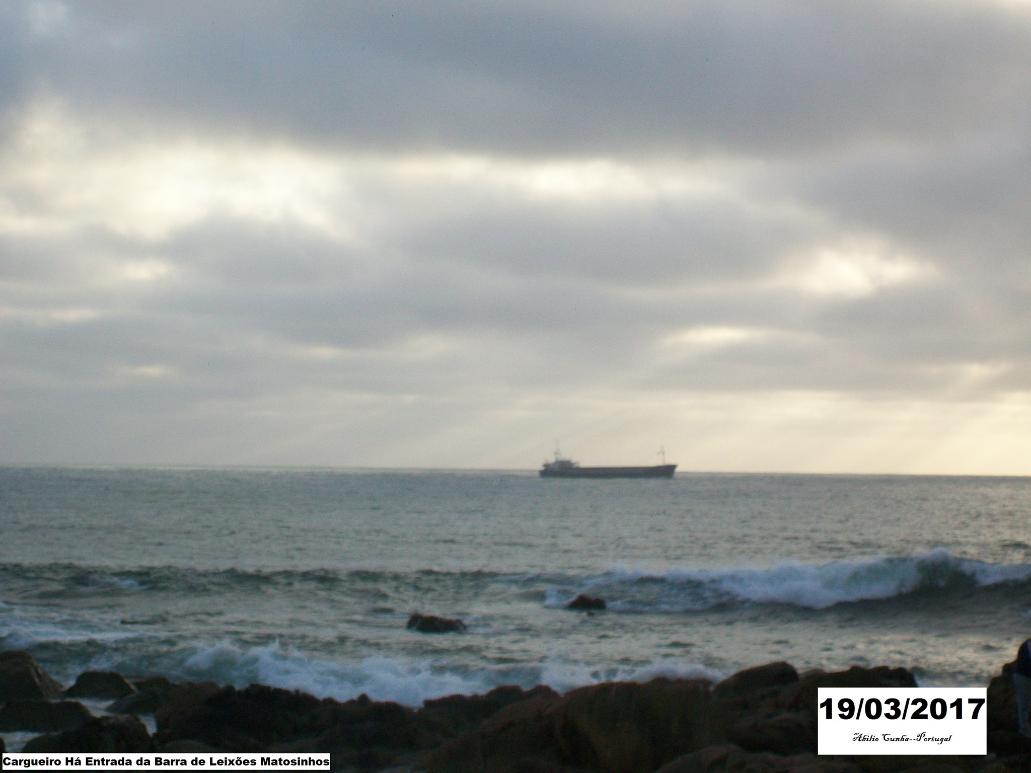 Kodak EasyShare C913 sample photo. Barco de carga em direcção há entrada da barra leixões photography