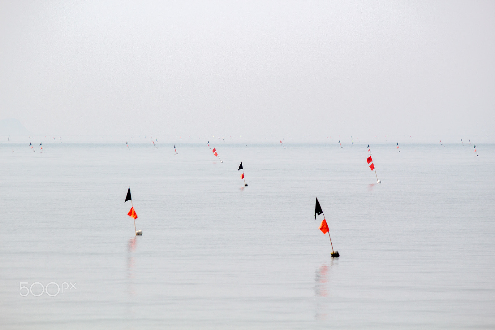 Canon EOS 100D (EOS Rebel SL1 / EOS Kiss X7) sample photo. Flags on the westsea photography
