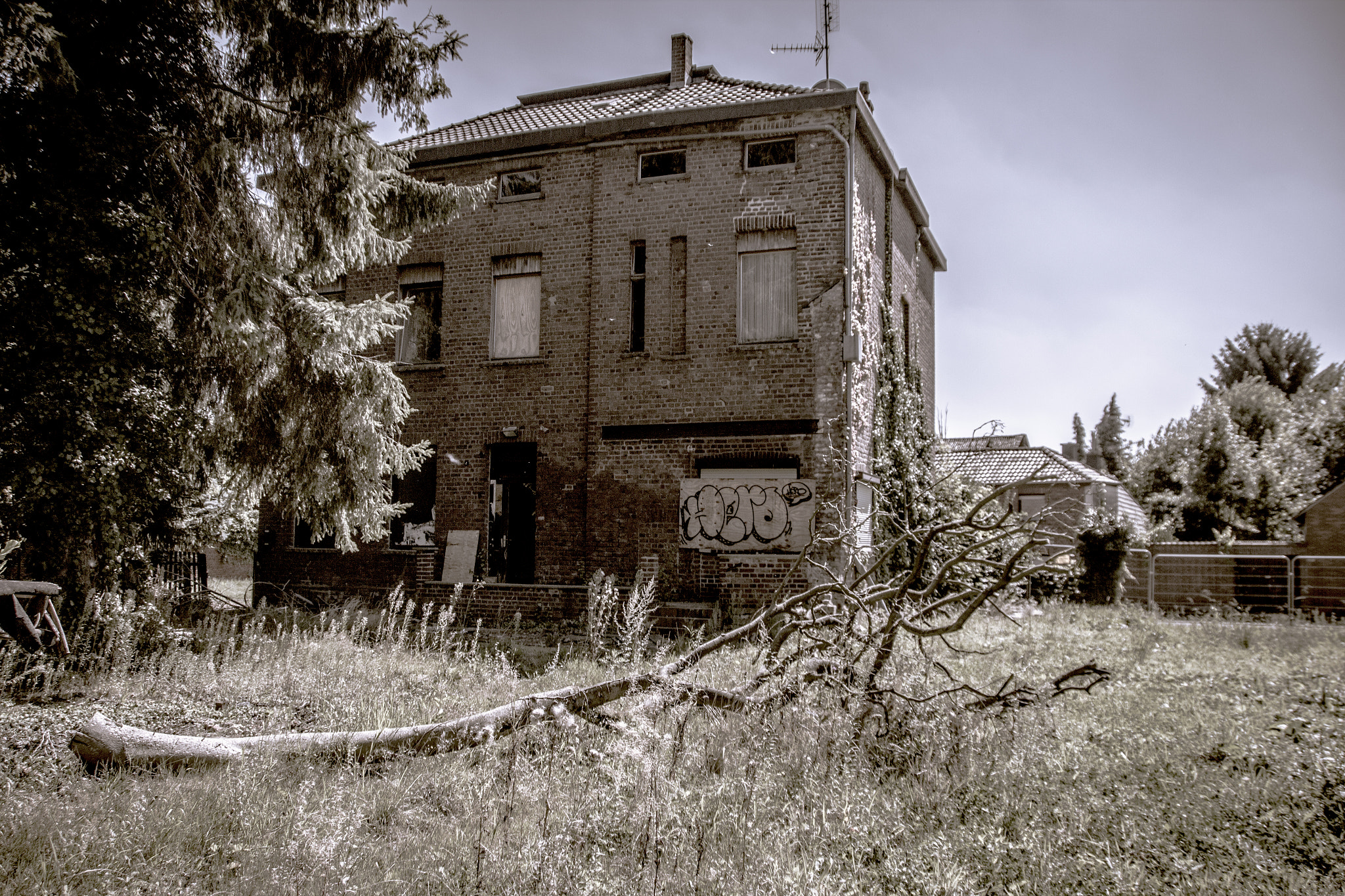 Sigma 18-250mm F3.5-6.3 DC OS HSM sample photo. Cursed house photography